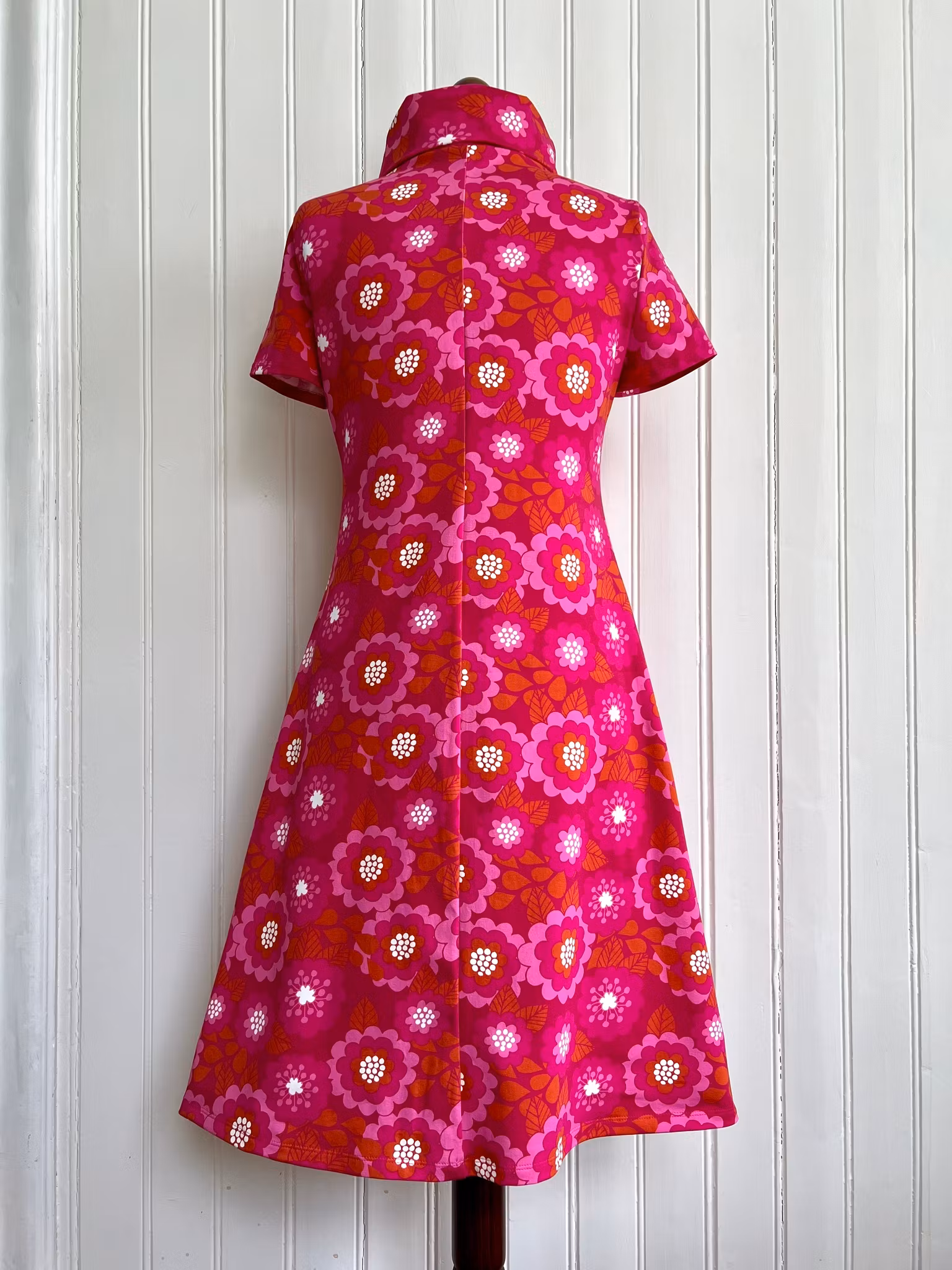 Modell Ingrid - cerise blommor
