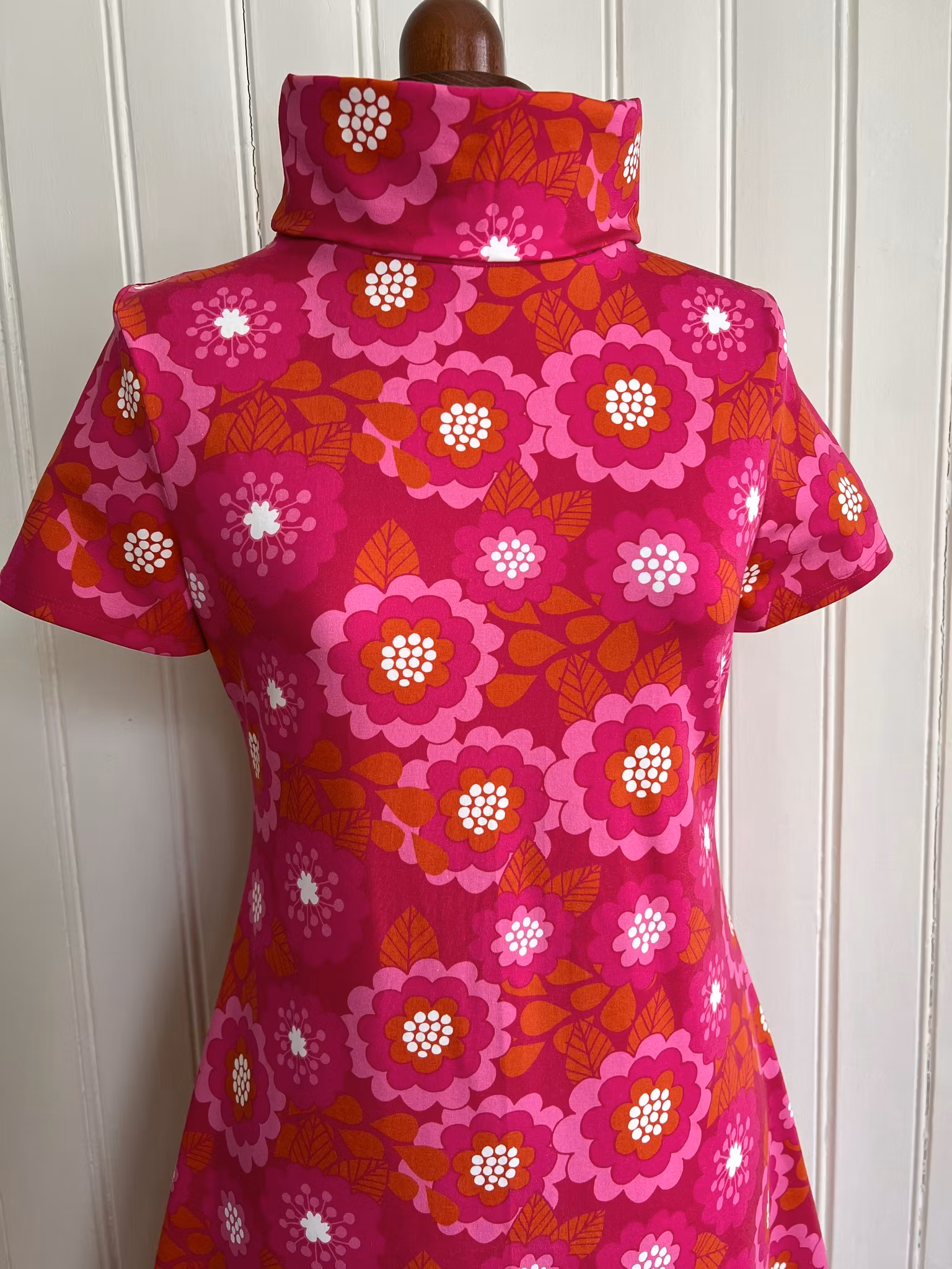 Modell Ingrid - cerise blommor