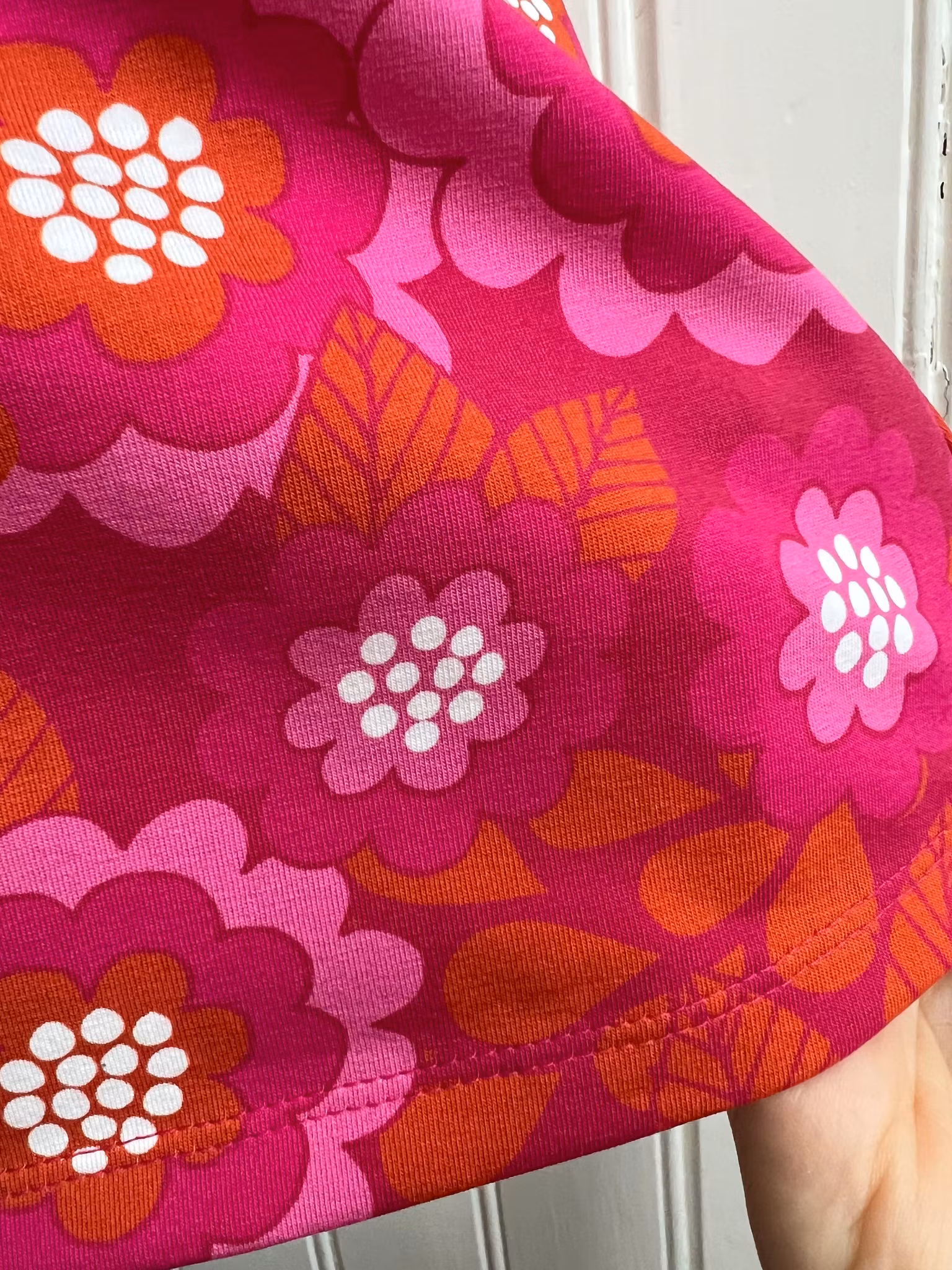 Modell Ingrid - cerise blommor