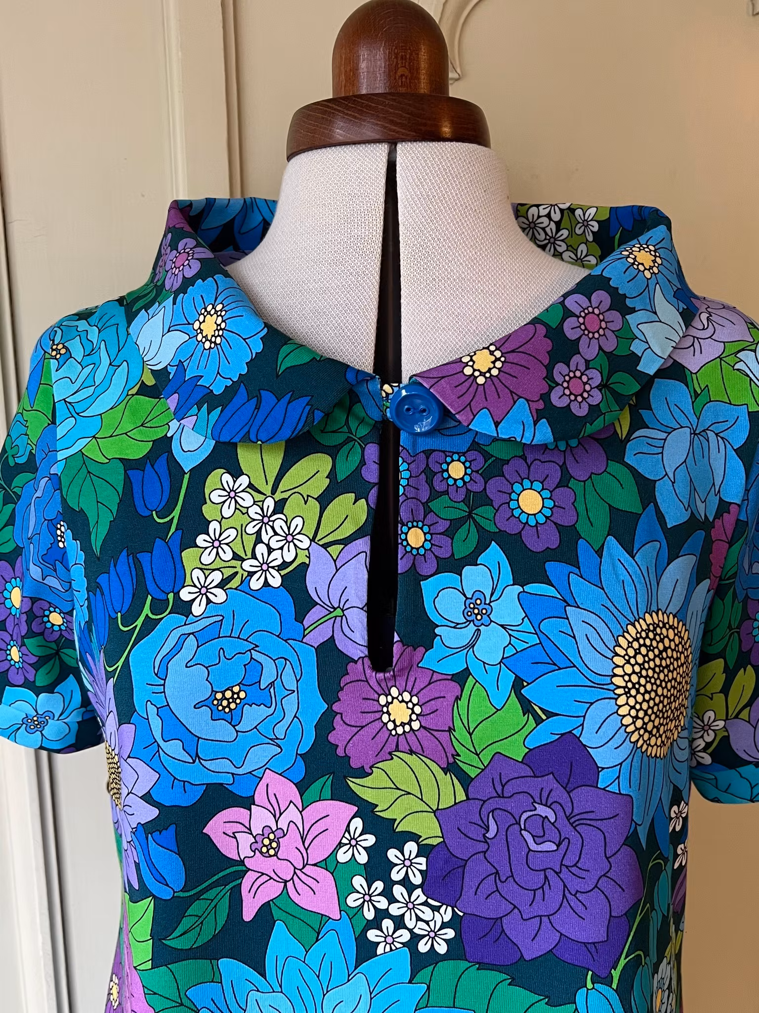 Modell Mirjam - blomster blå