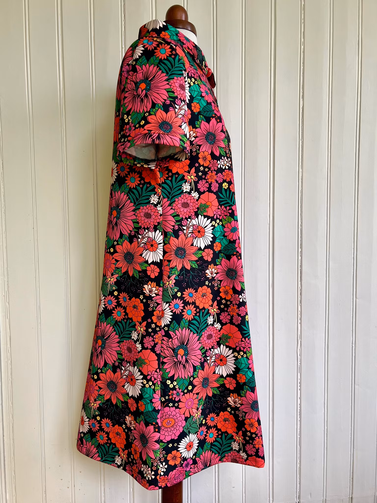 Modell Mirjam - flowers in red