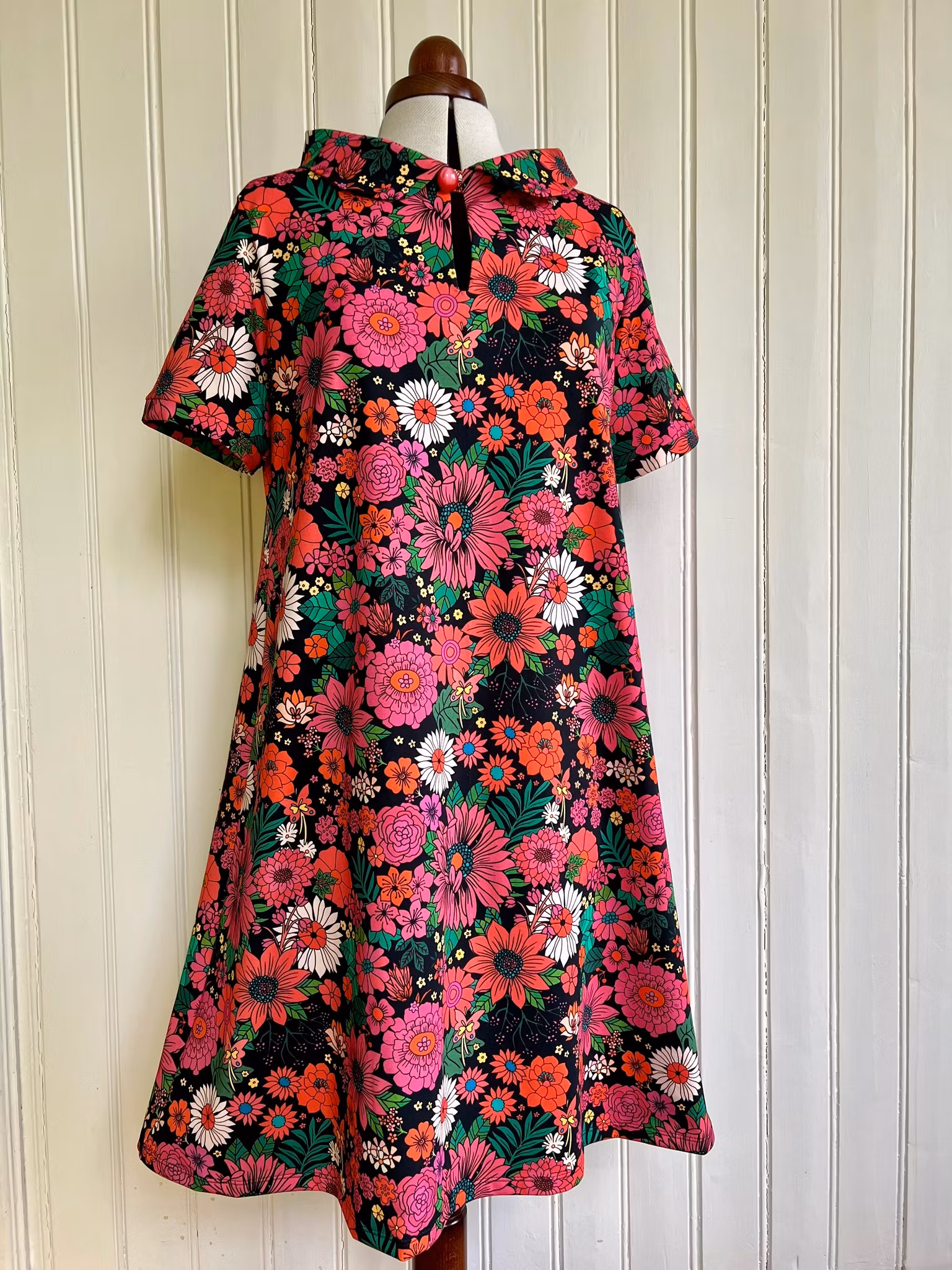 Modell Mirjam - flowers in red
