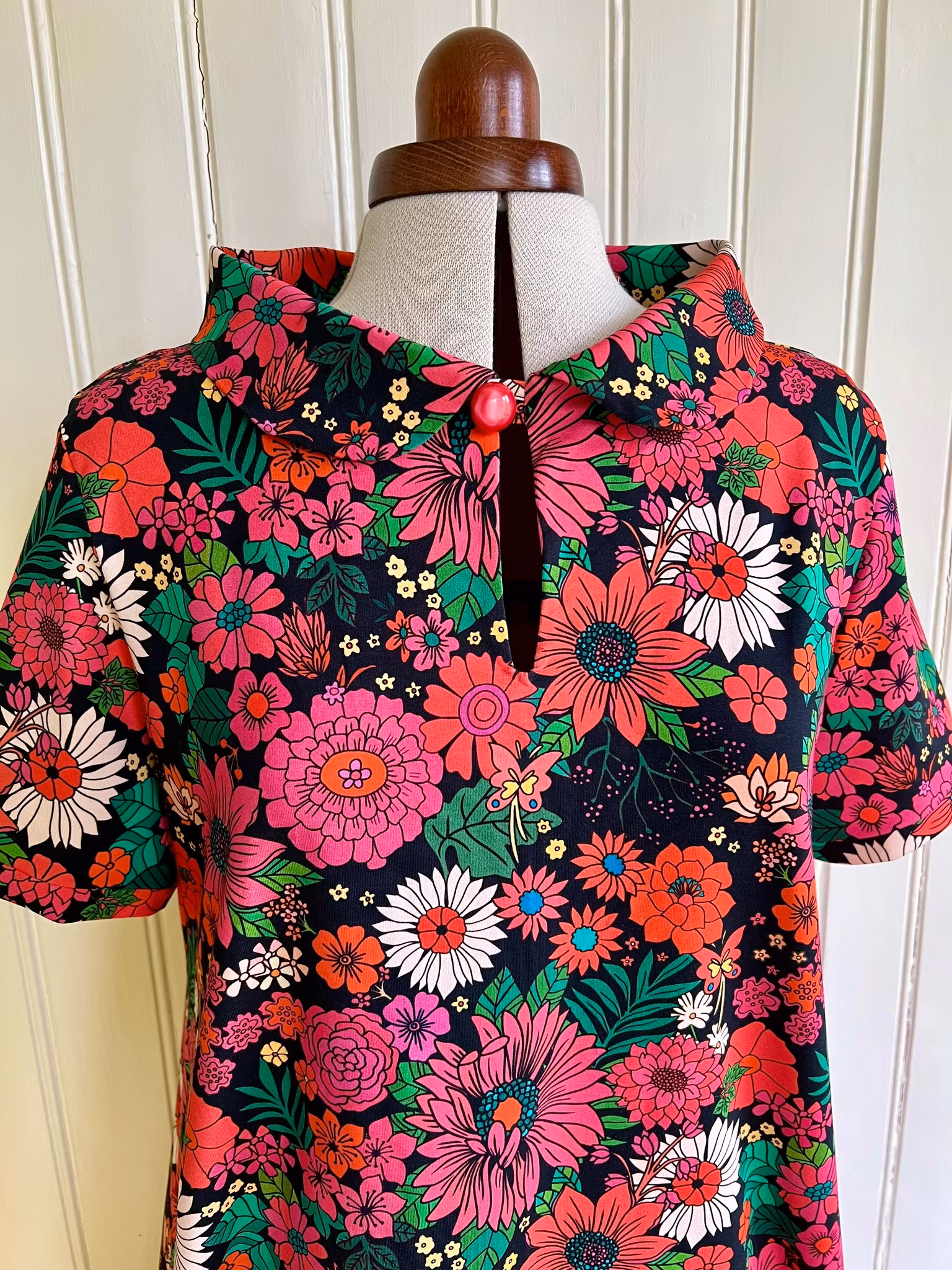 Modell Mirjam - flowers in red