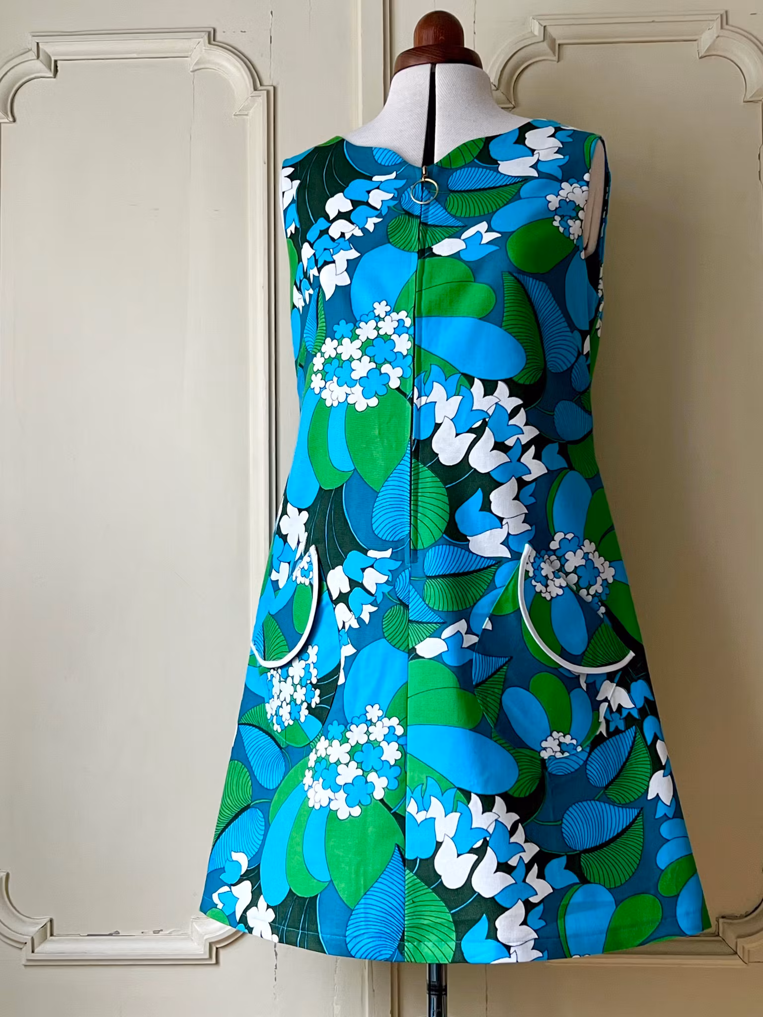 Modell Signe - lilies and leaves