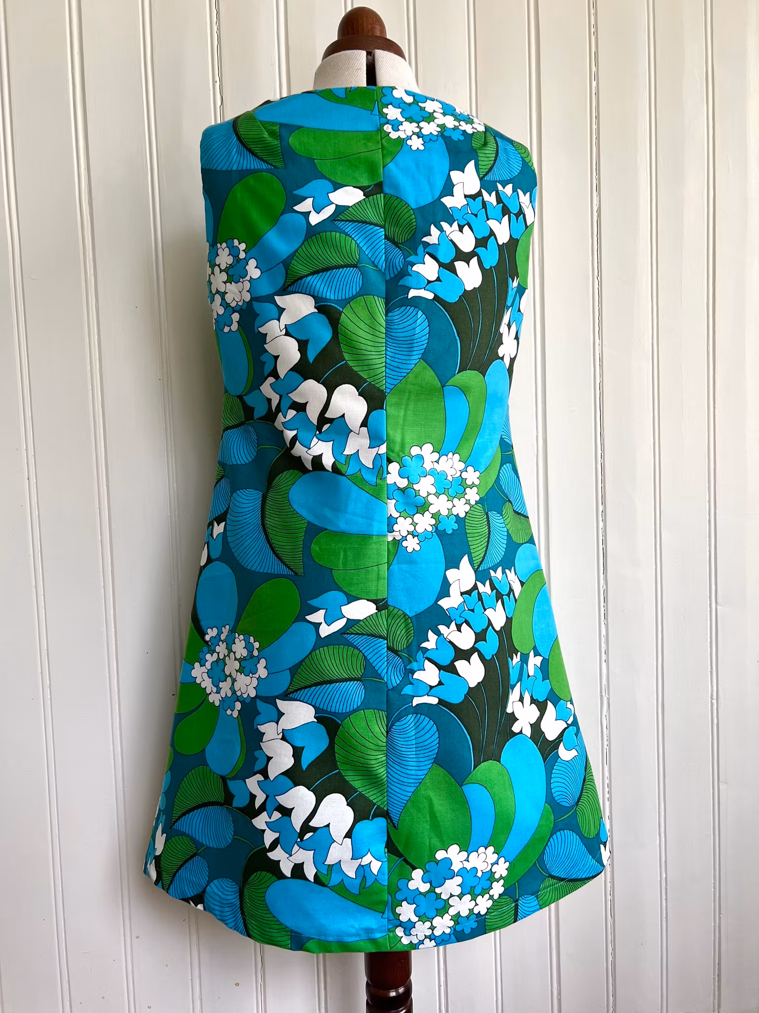 Modell Signe - lilies and leaves