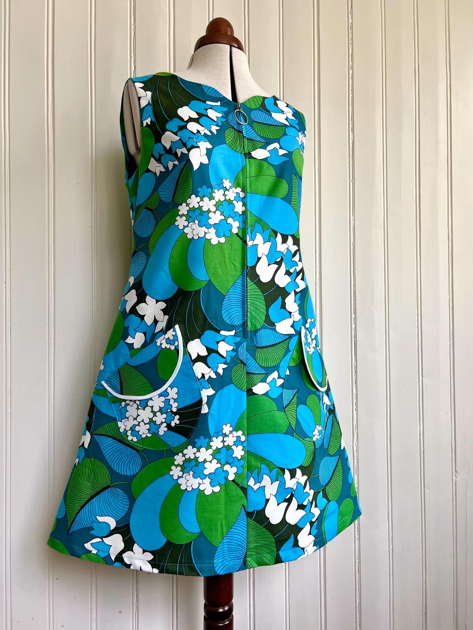 Modell Signe - lilies and leaves