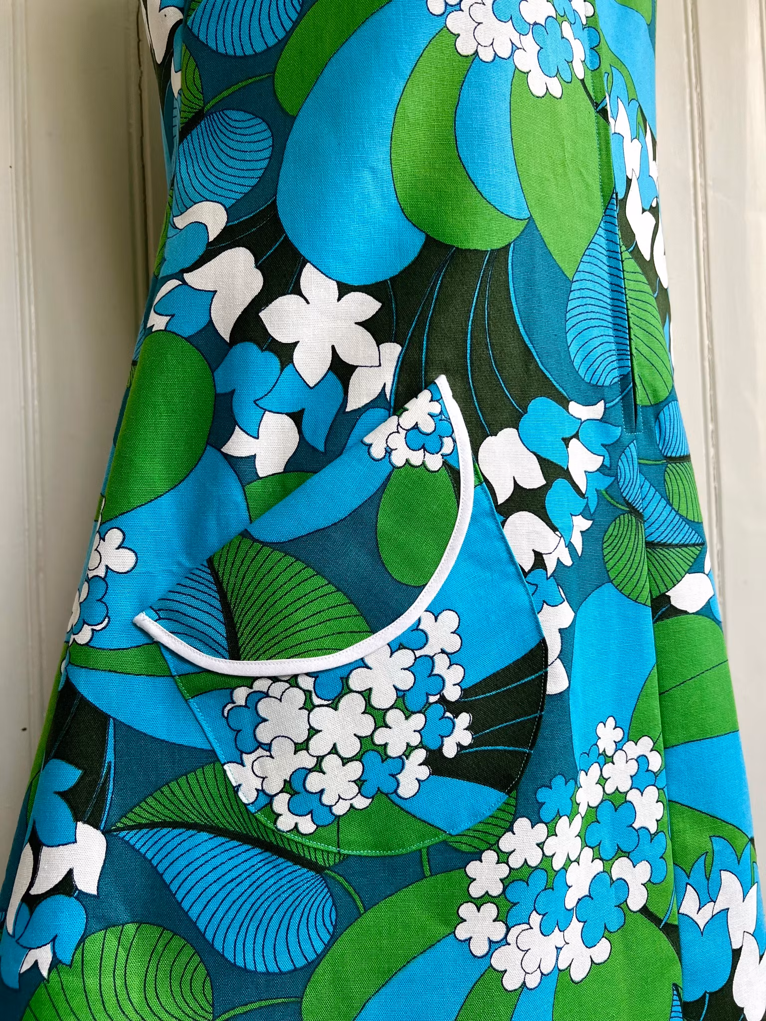 Modell Signe - lilies and leaves