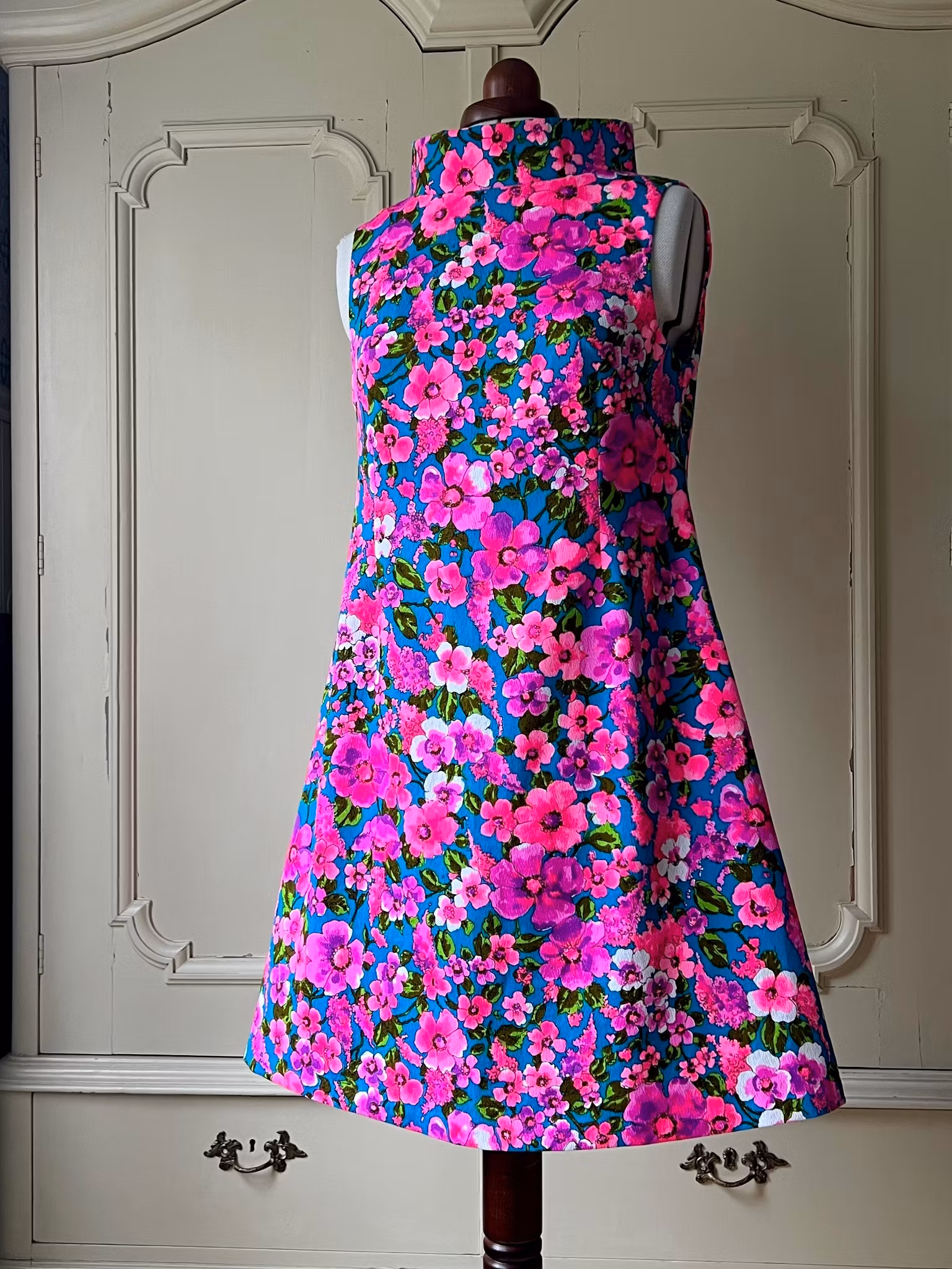Modell Linda - neon flowers