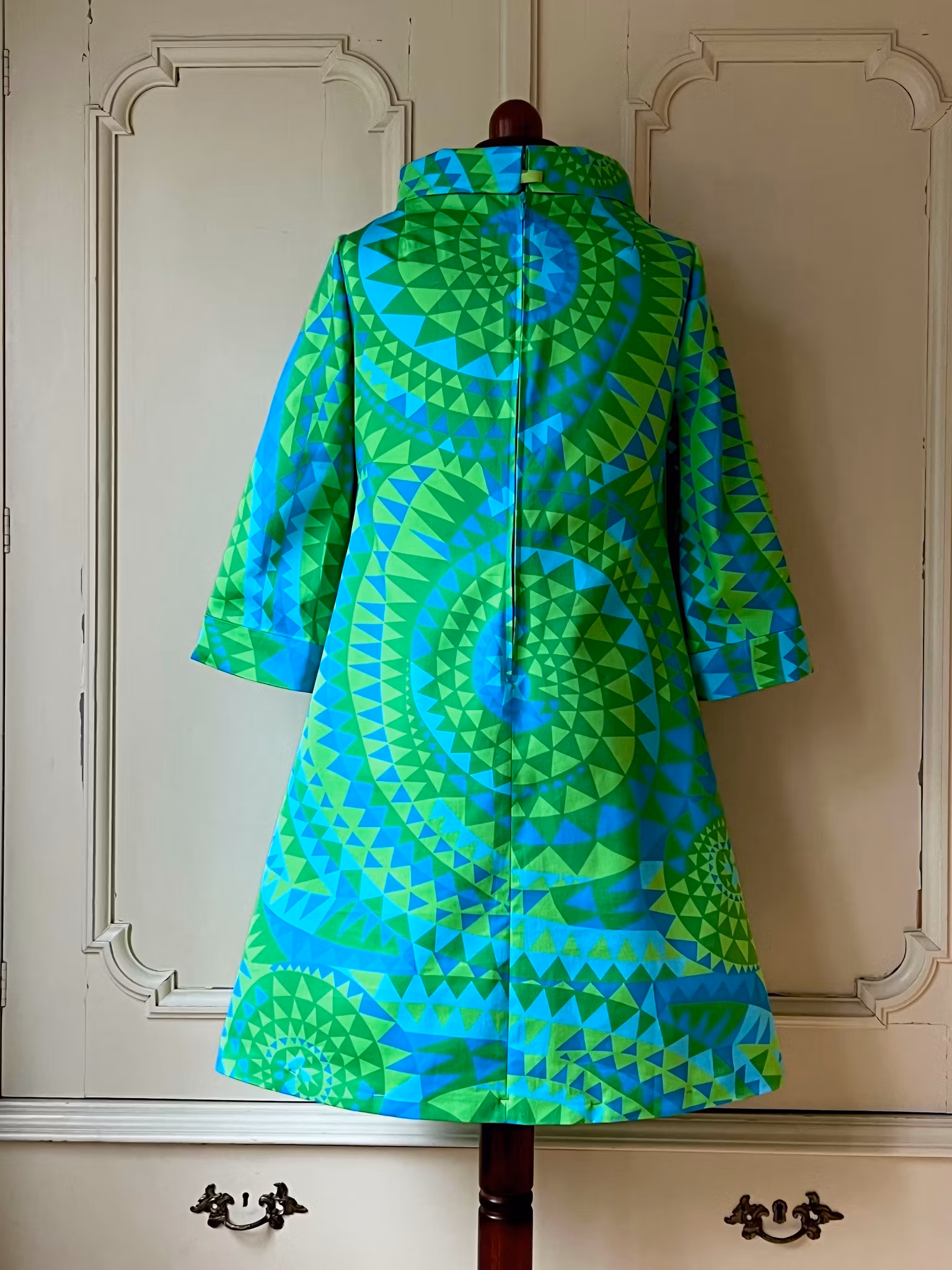 Queen in blue and green