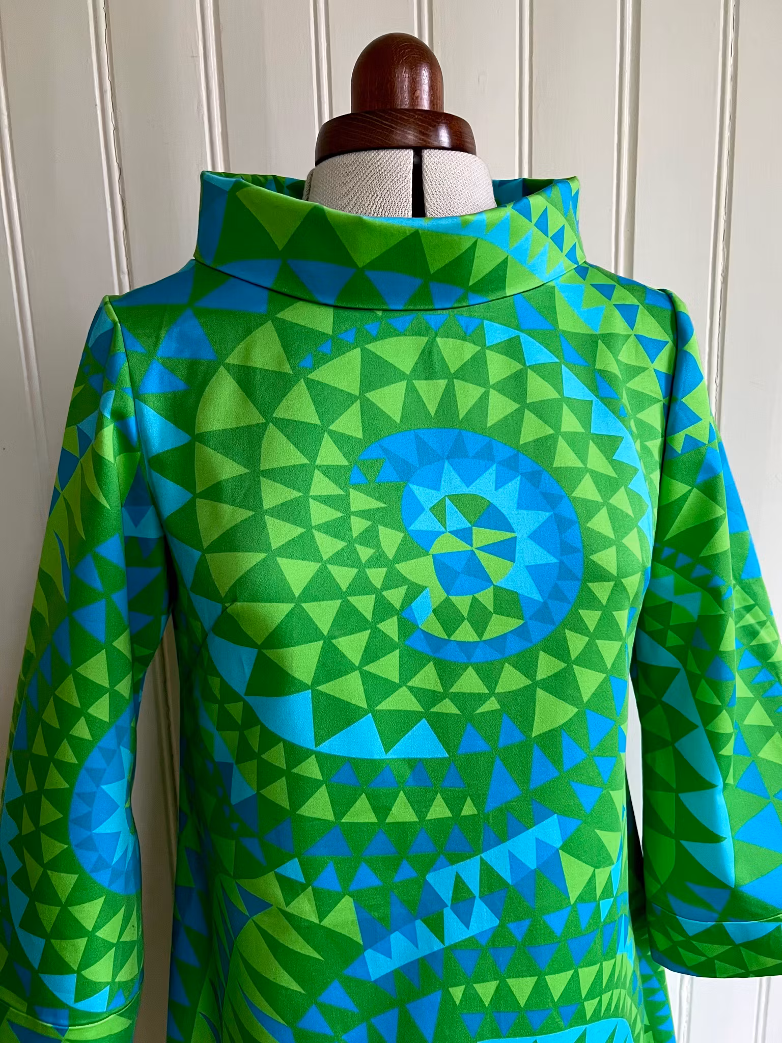 Queen in blue and green
