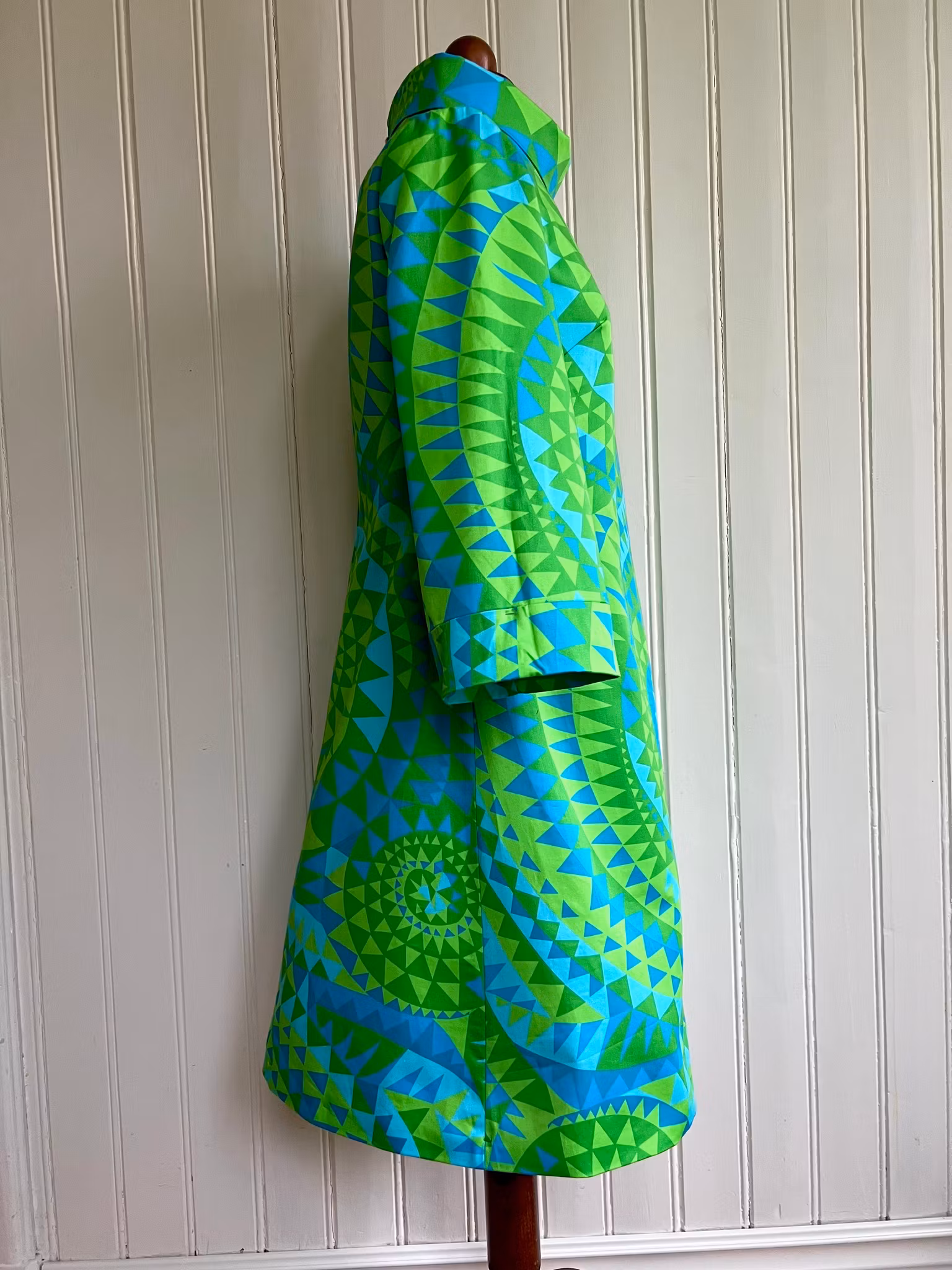 Queen in blue and green