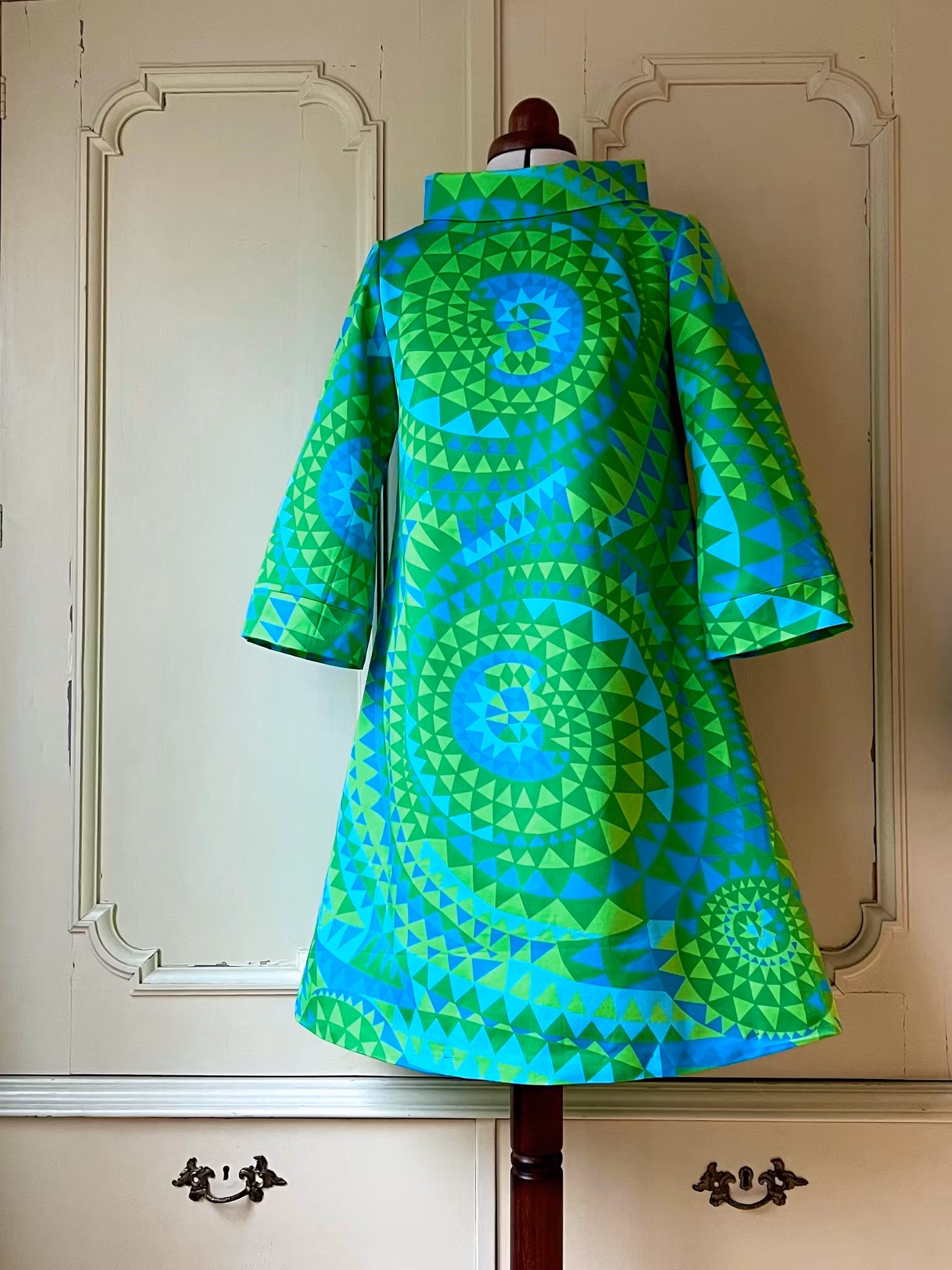 Queen in blue and green