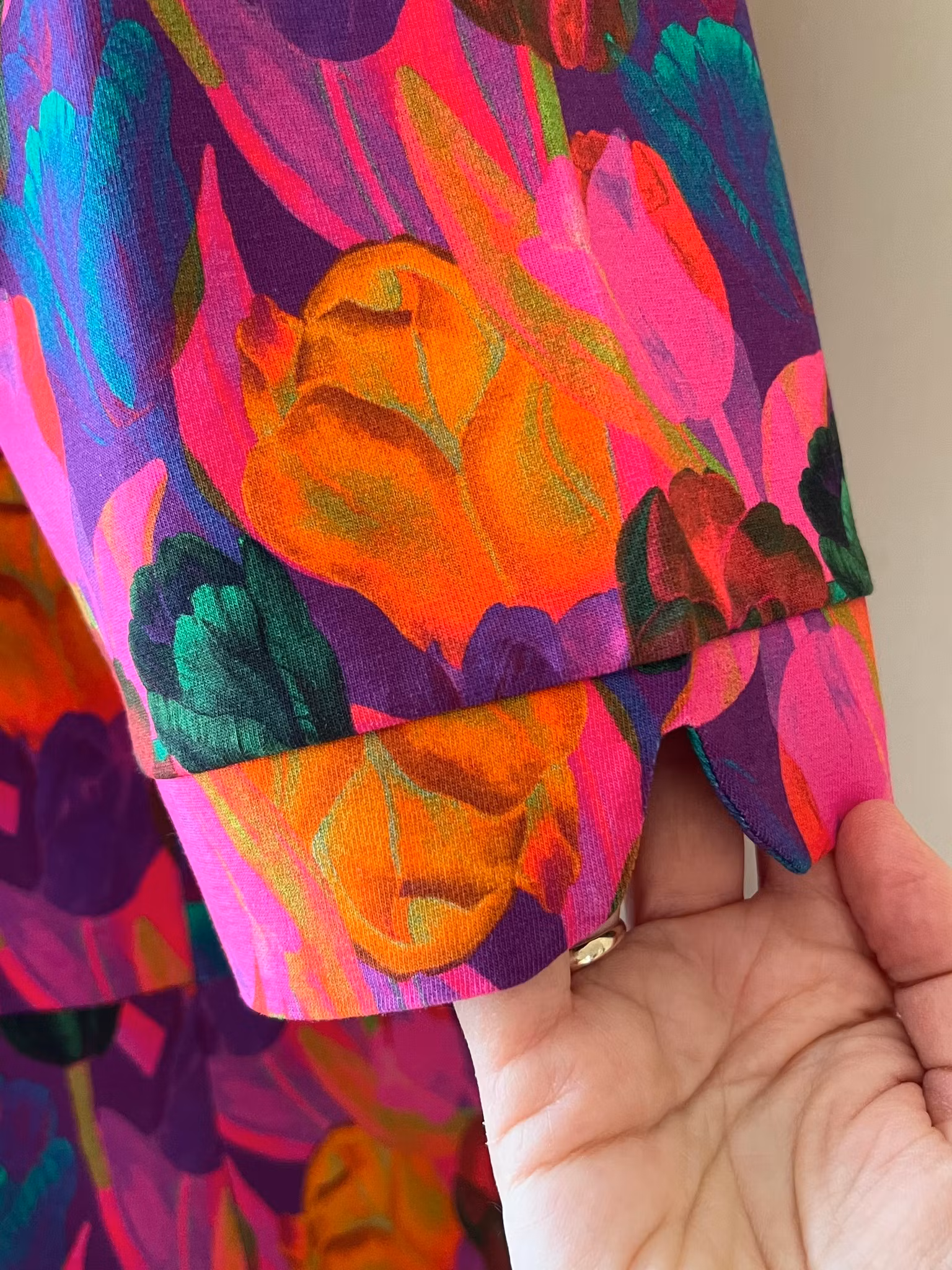 Modell Britt - bright tulips