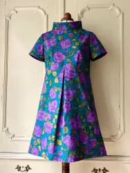 Modell Jemima - purple roses