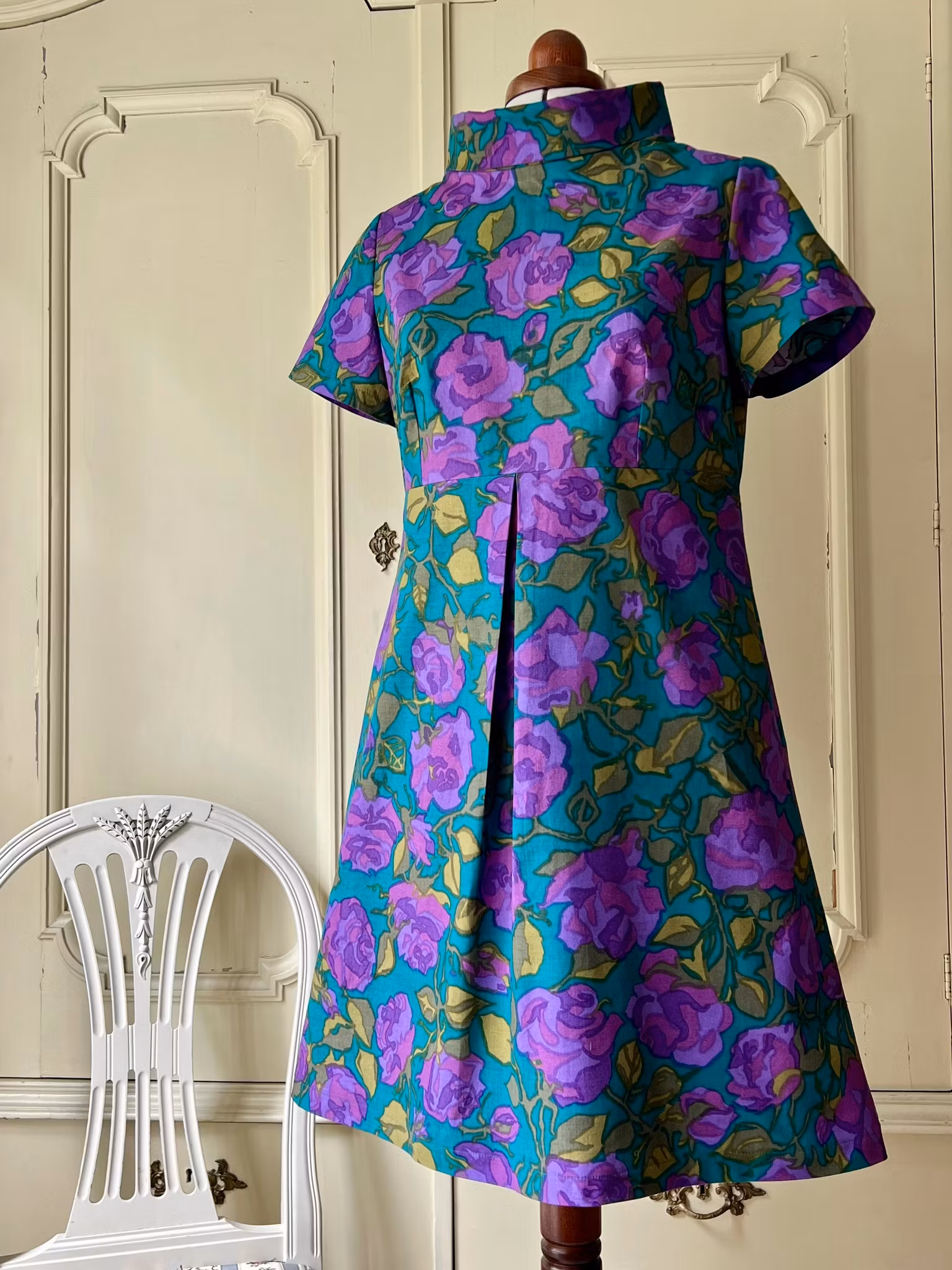 Modell Jemima - purple roses