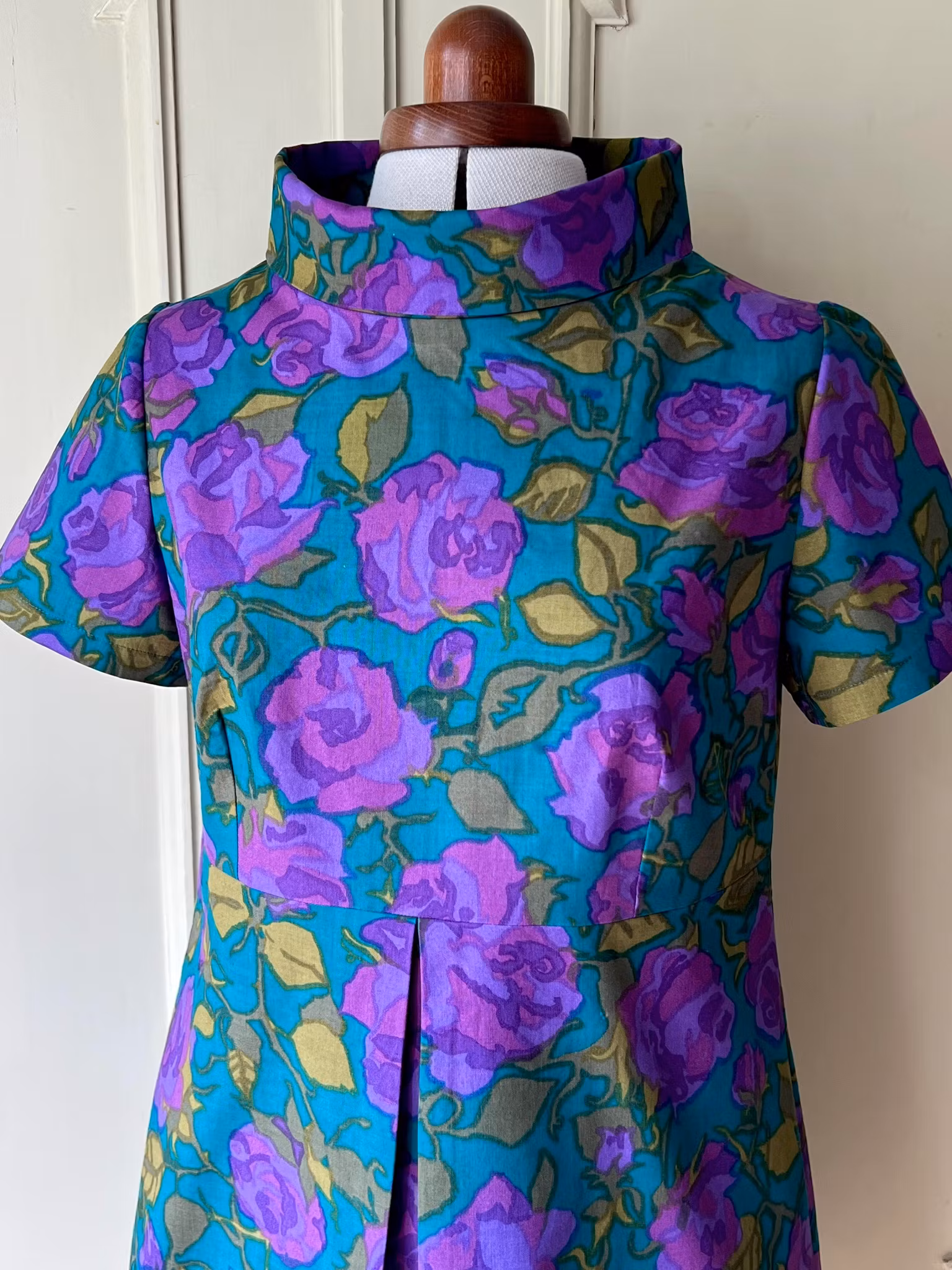 Modell Jemima - purple roses