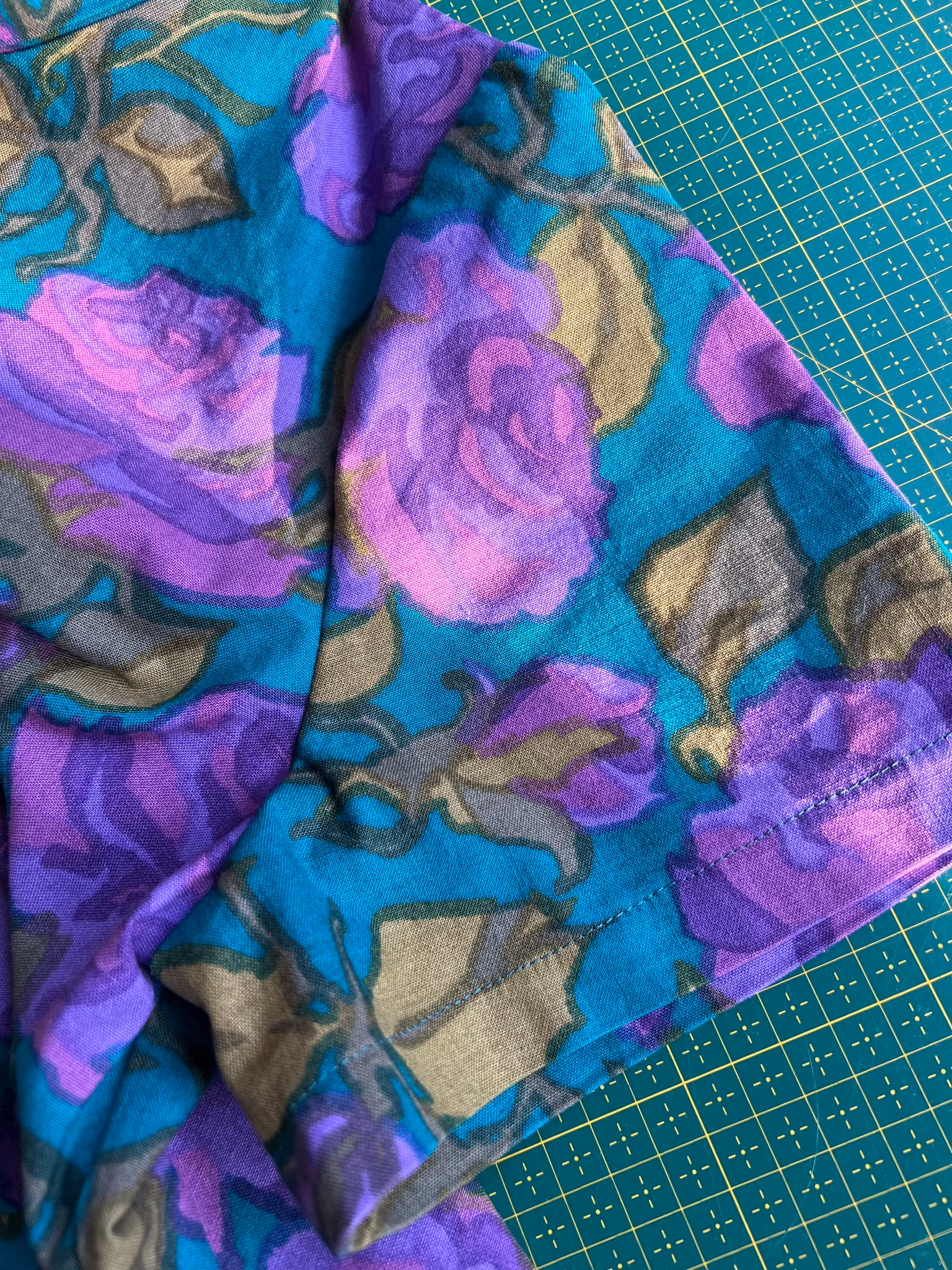 Modell Jemima - purple roses