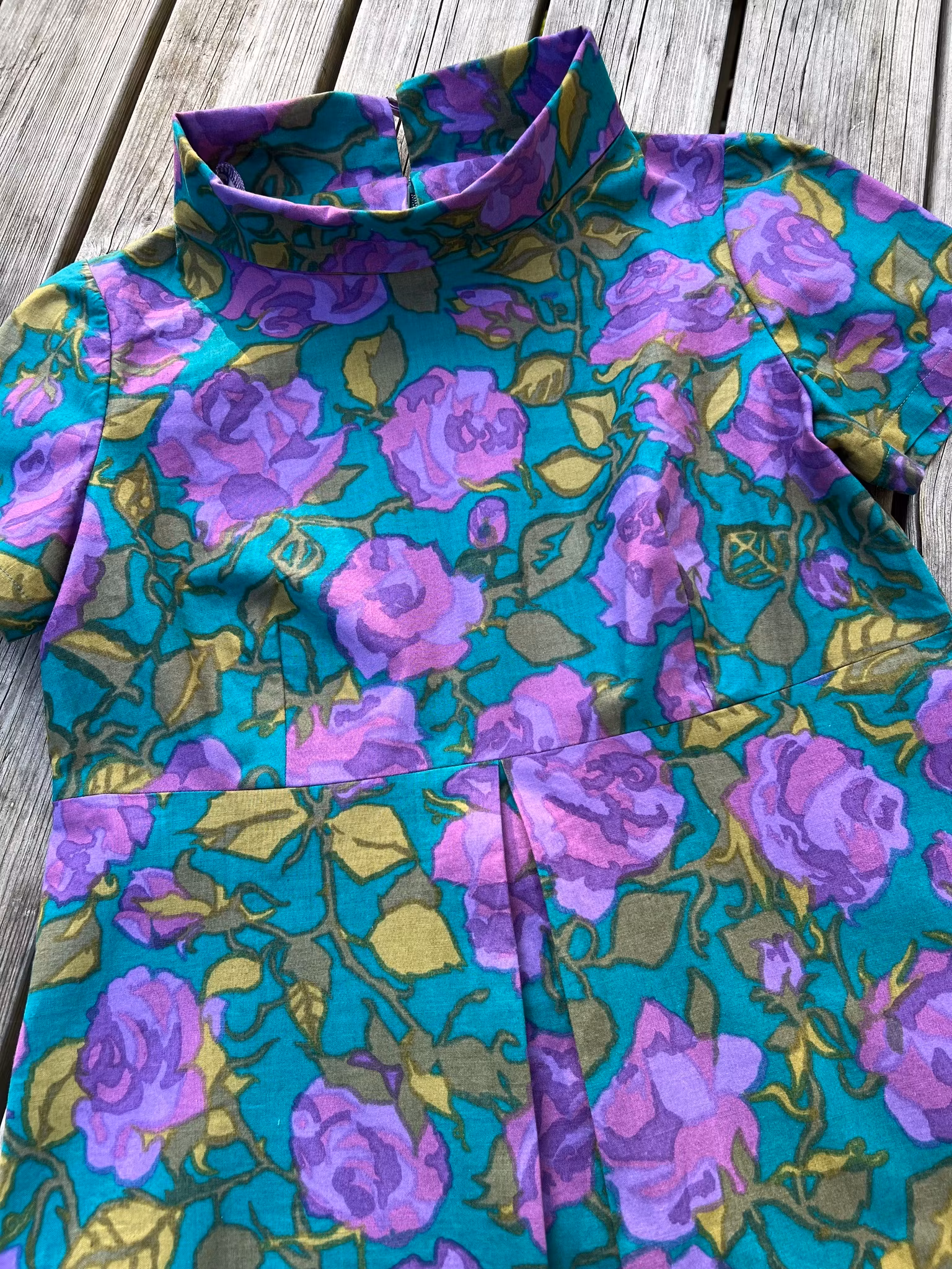 Modell Jemima - purple roses