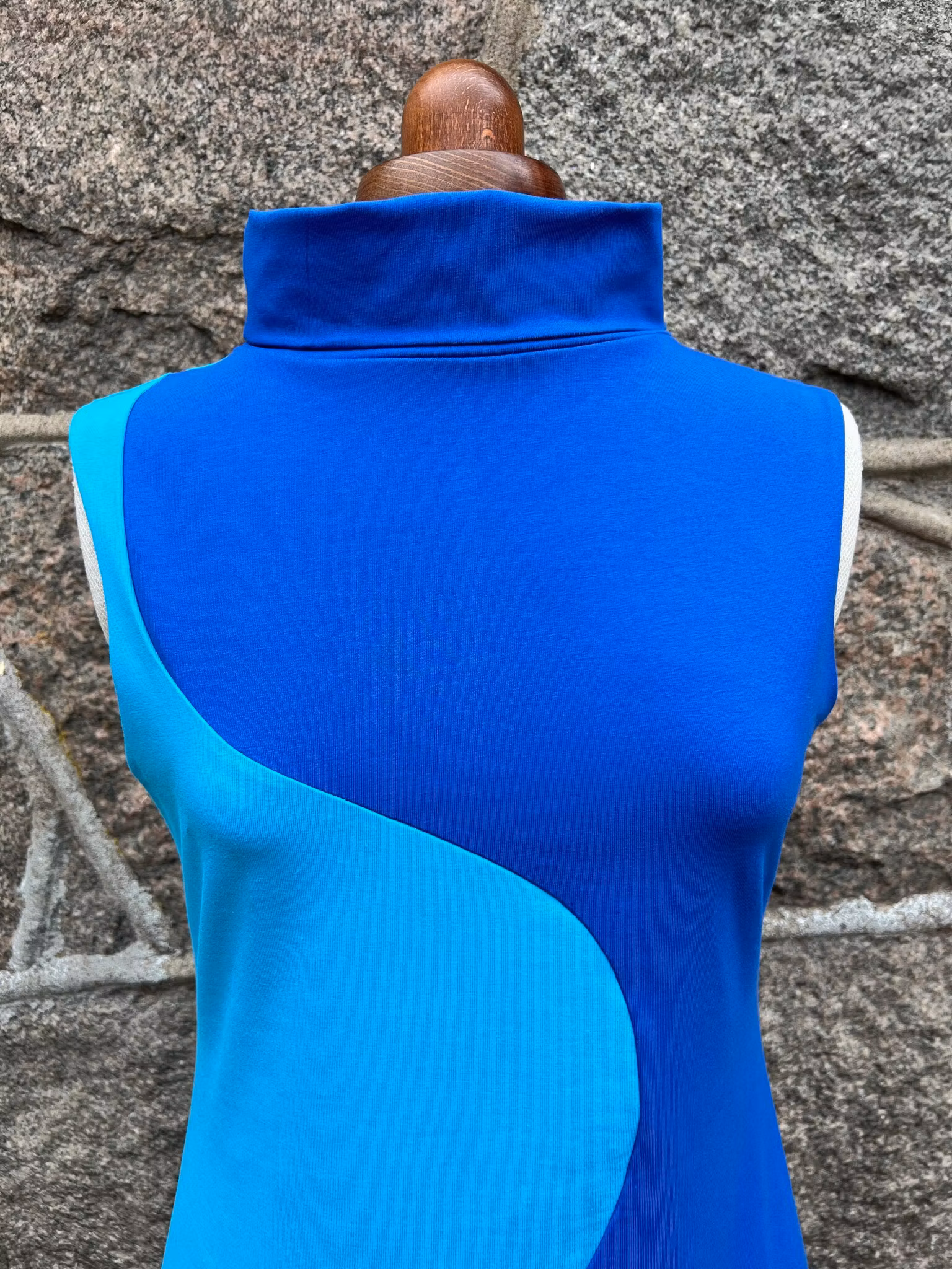 Split waves - ocean blue