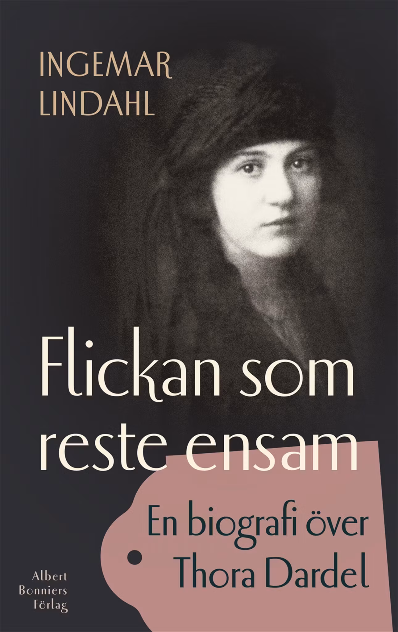 Flickan som reste ensam - finns i Rutströms bokhandel