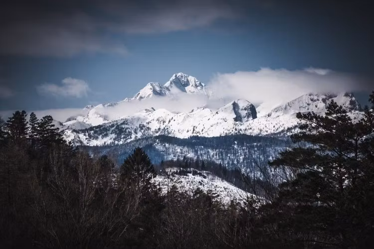 Snöklädda berg