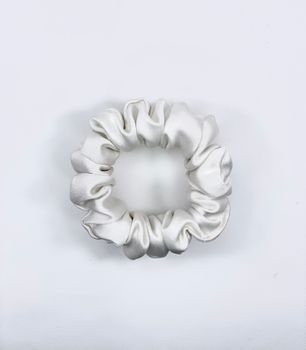 Satin scrunchie - White Pearl