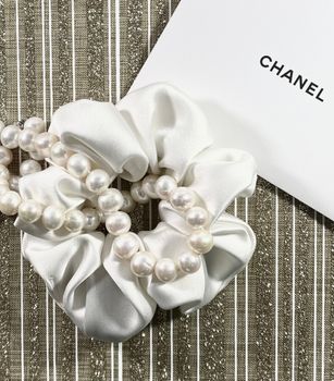 Satin scrunchie - White Pearl