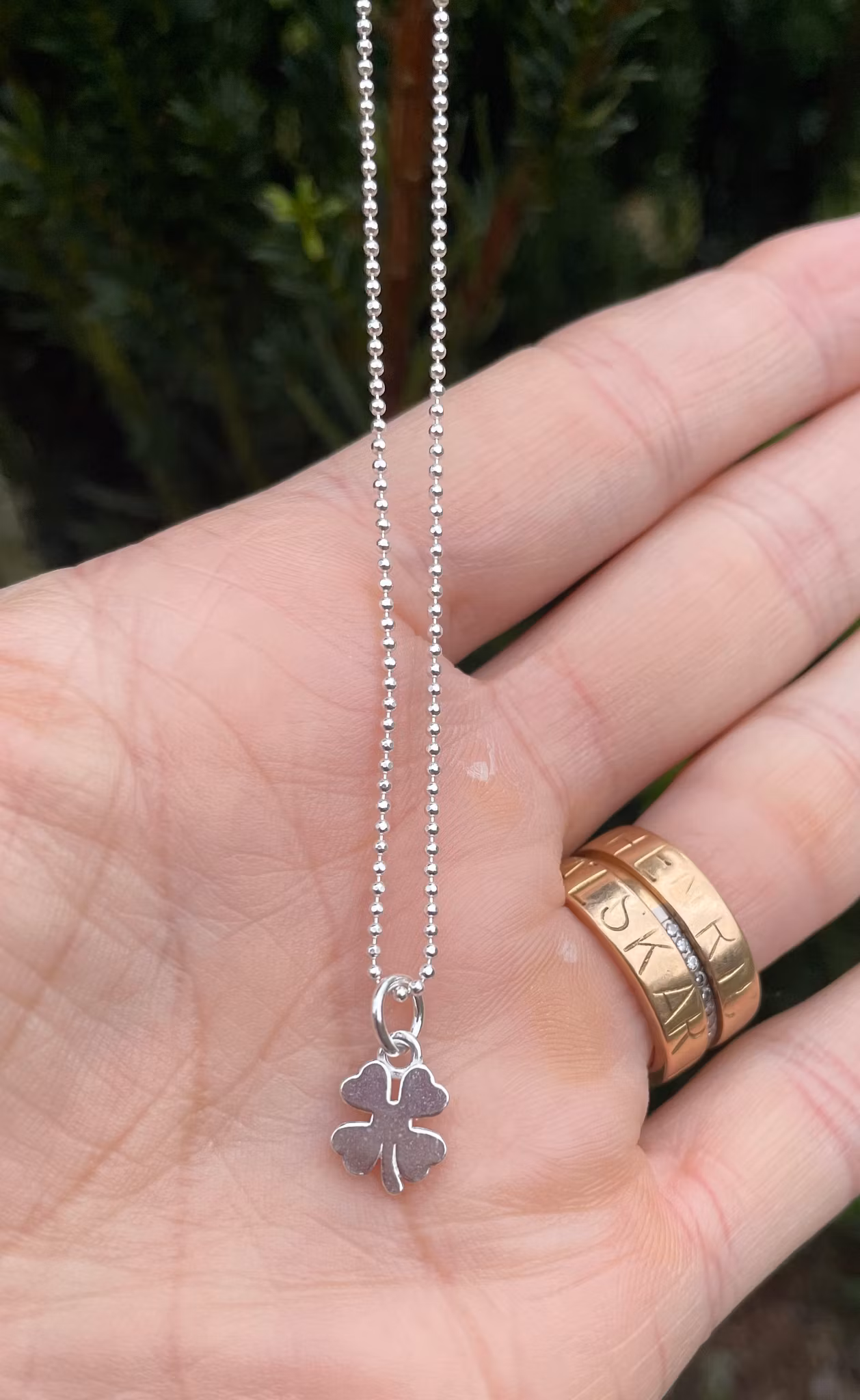 Silverhalsband med fyrklöversberlock