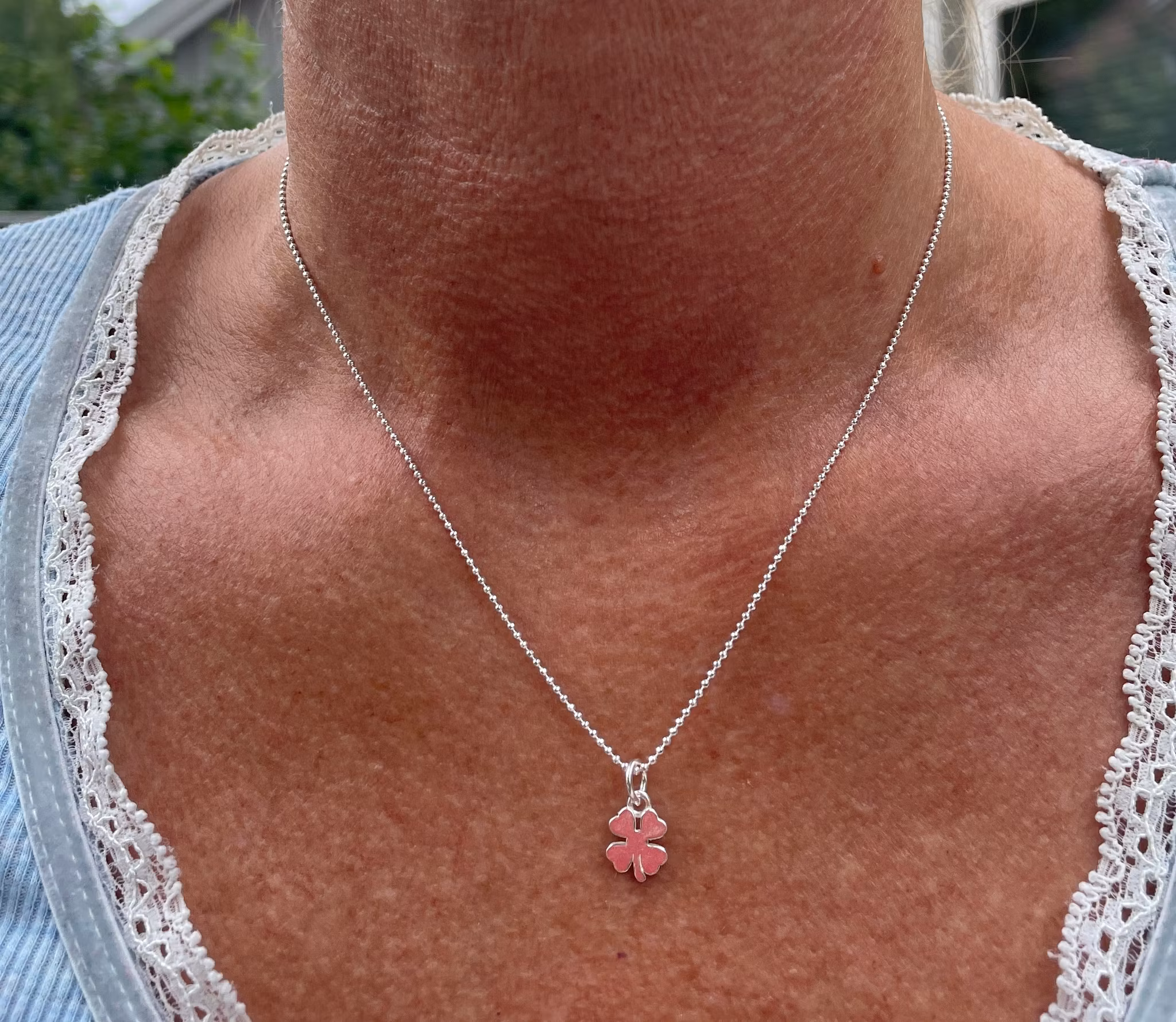 Silverhalsband med fyrklöversberlock