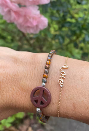 Brunt peace med grönbruna pärlor