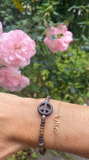 Brunt peace med brunmelerade pärlor