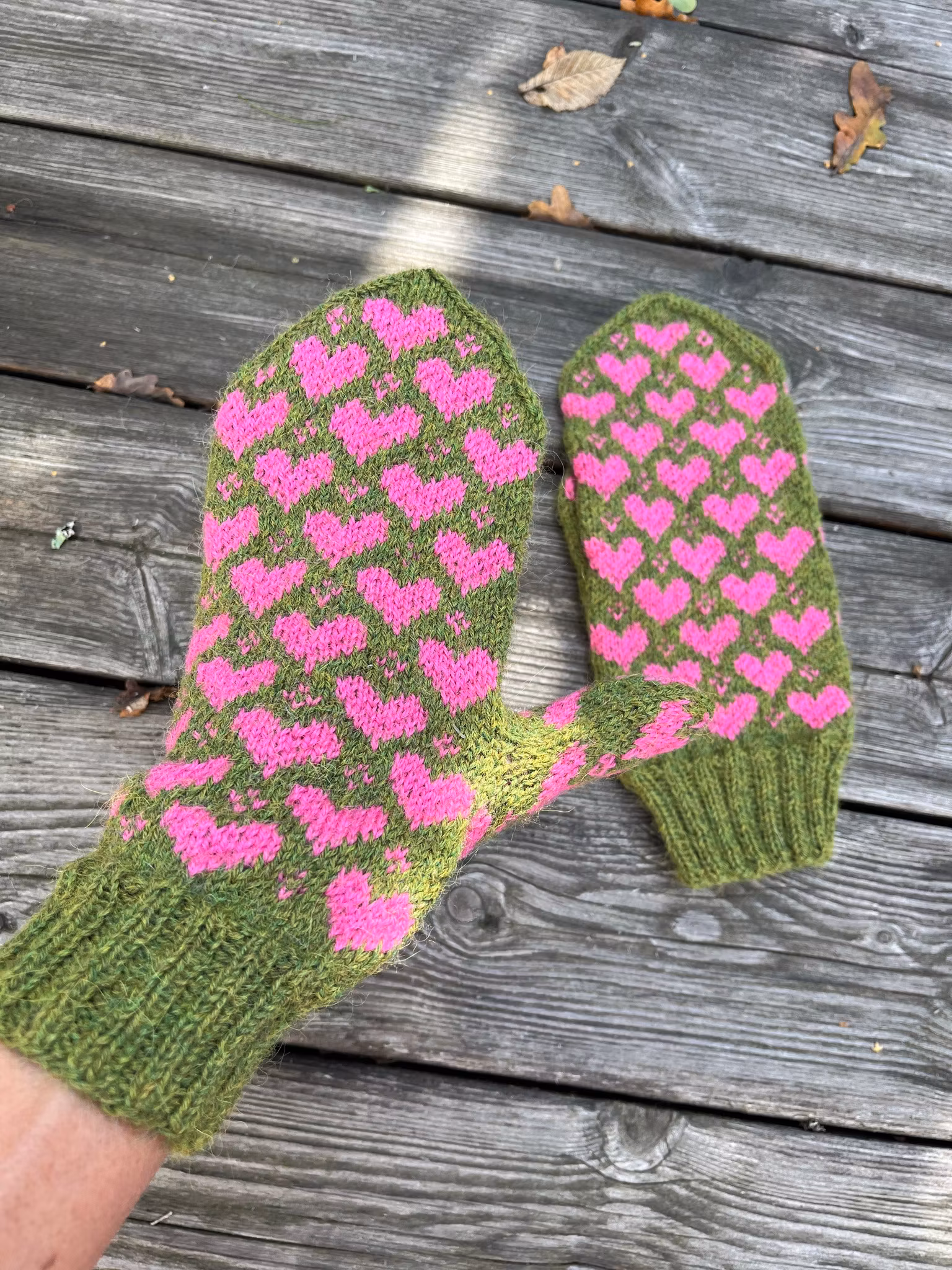 Hjärtliga vantar, olivgröna och rosa