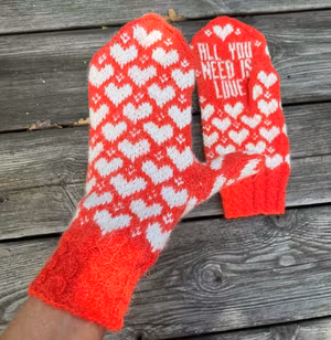All you need is love, varmröda med vita hjärtan