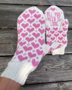 All you need is love, vita med rosa hjärtan