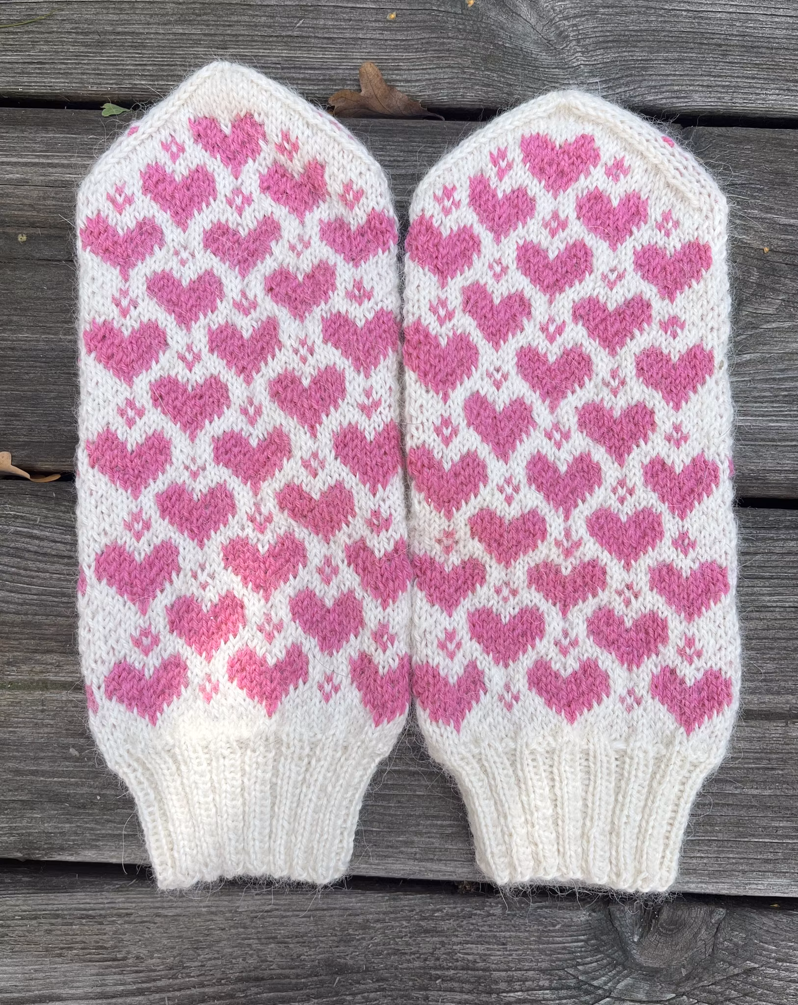 All you need is love, vita med rosa hjärtan