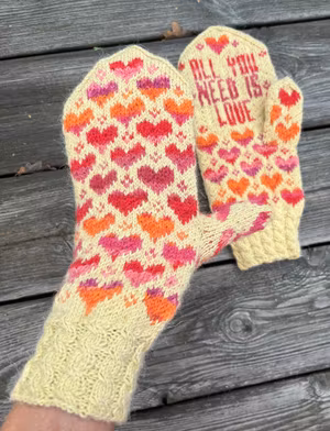 All you need is love, ljusgula med melerade hjärtan