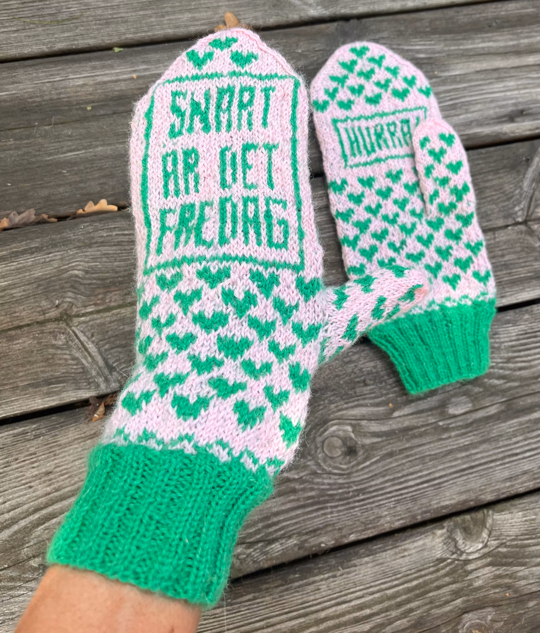 Snart är det fredag! Hurra! Ljusrosa med grön text