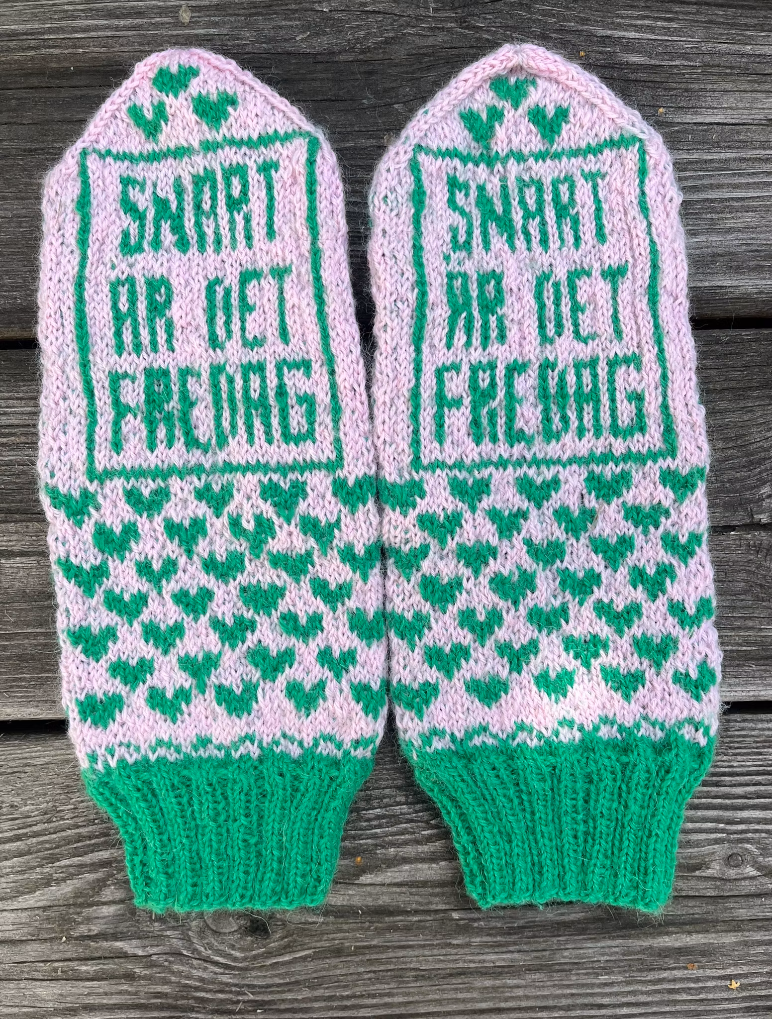 Snart är det fredag! Hurra! Ljusrosa med grön text