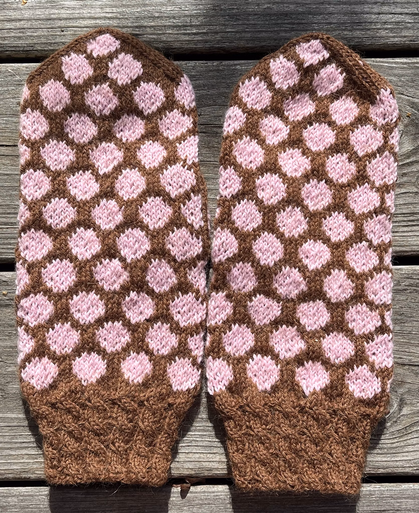 Ljusrosa prickar på brun botten