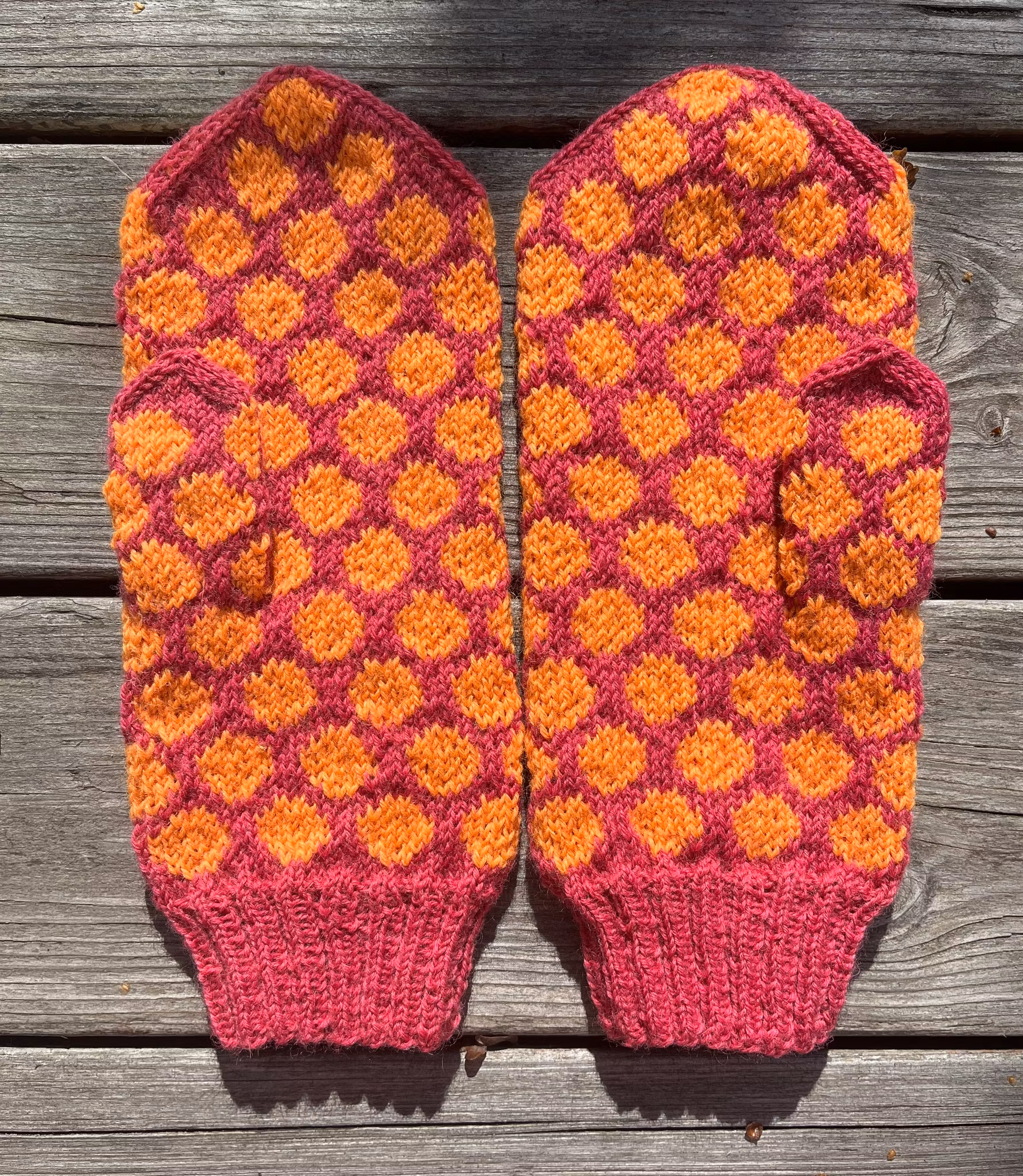 Orangea prickar på cerise botten