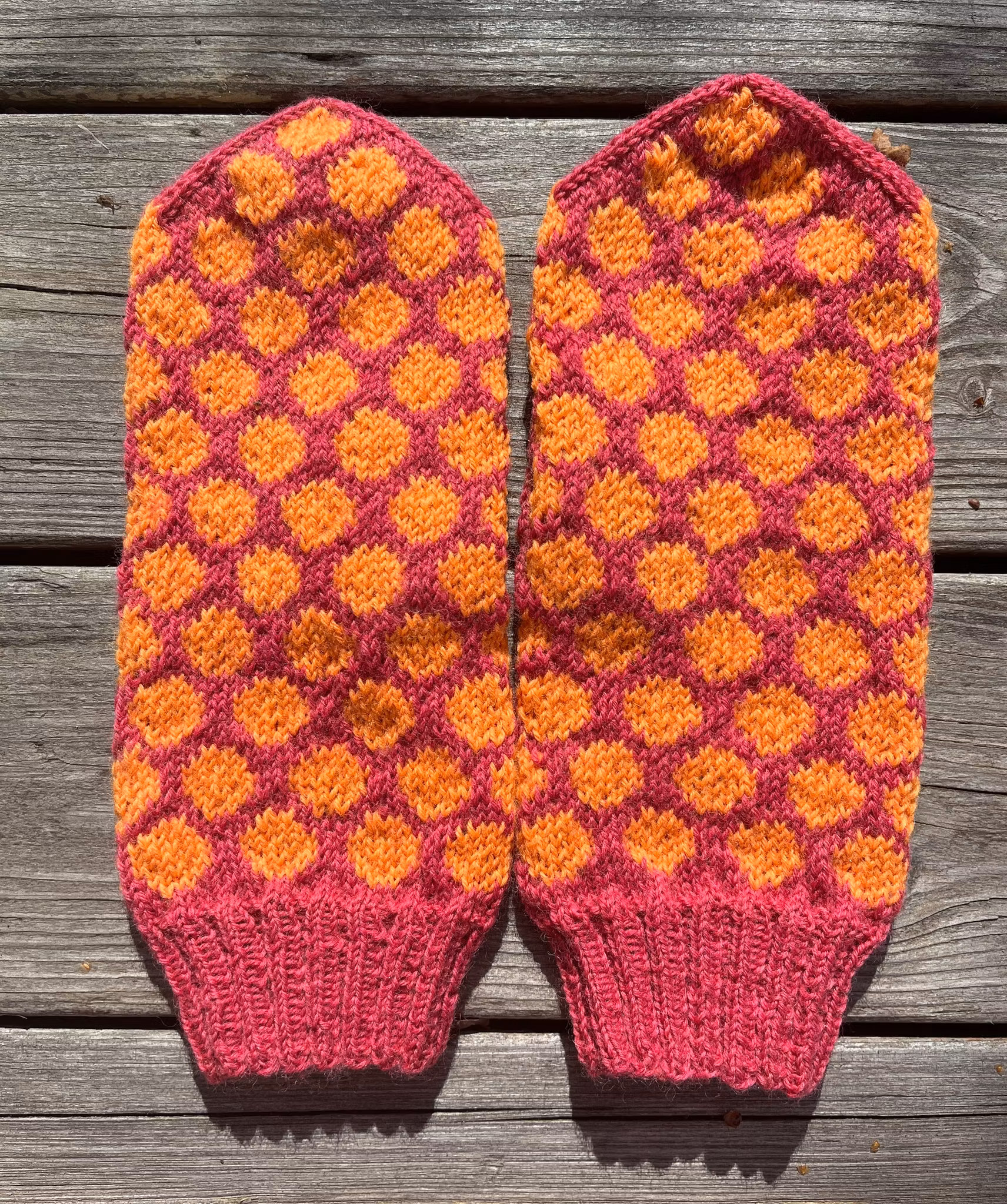 Orangea prickar på cerise botten
