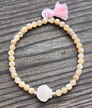 Beige snäcka med snäckskalspärlor