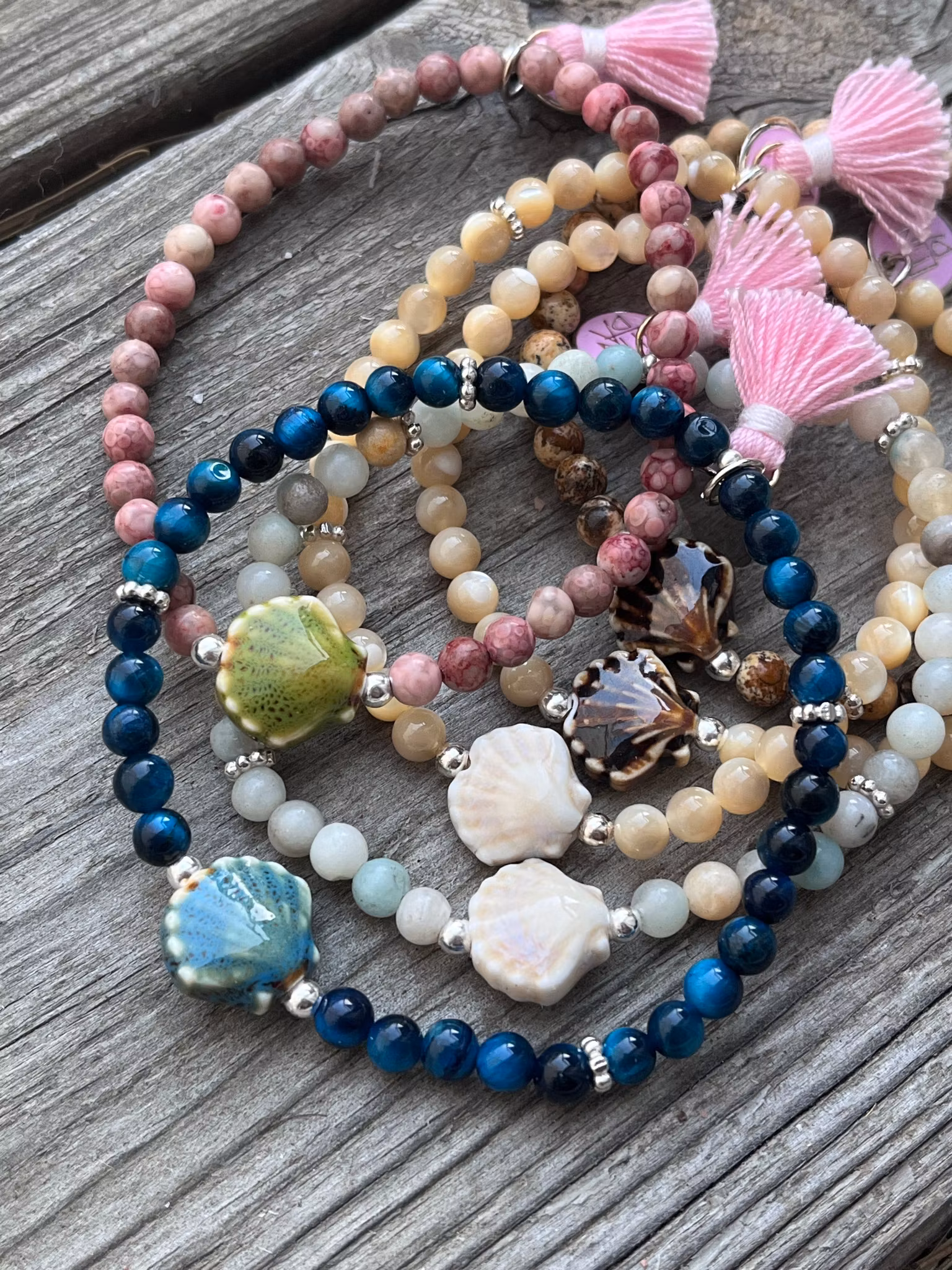 Amazonitpärlor och snäcka