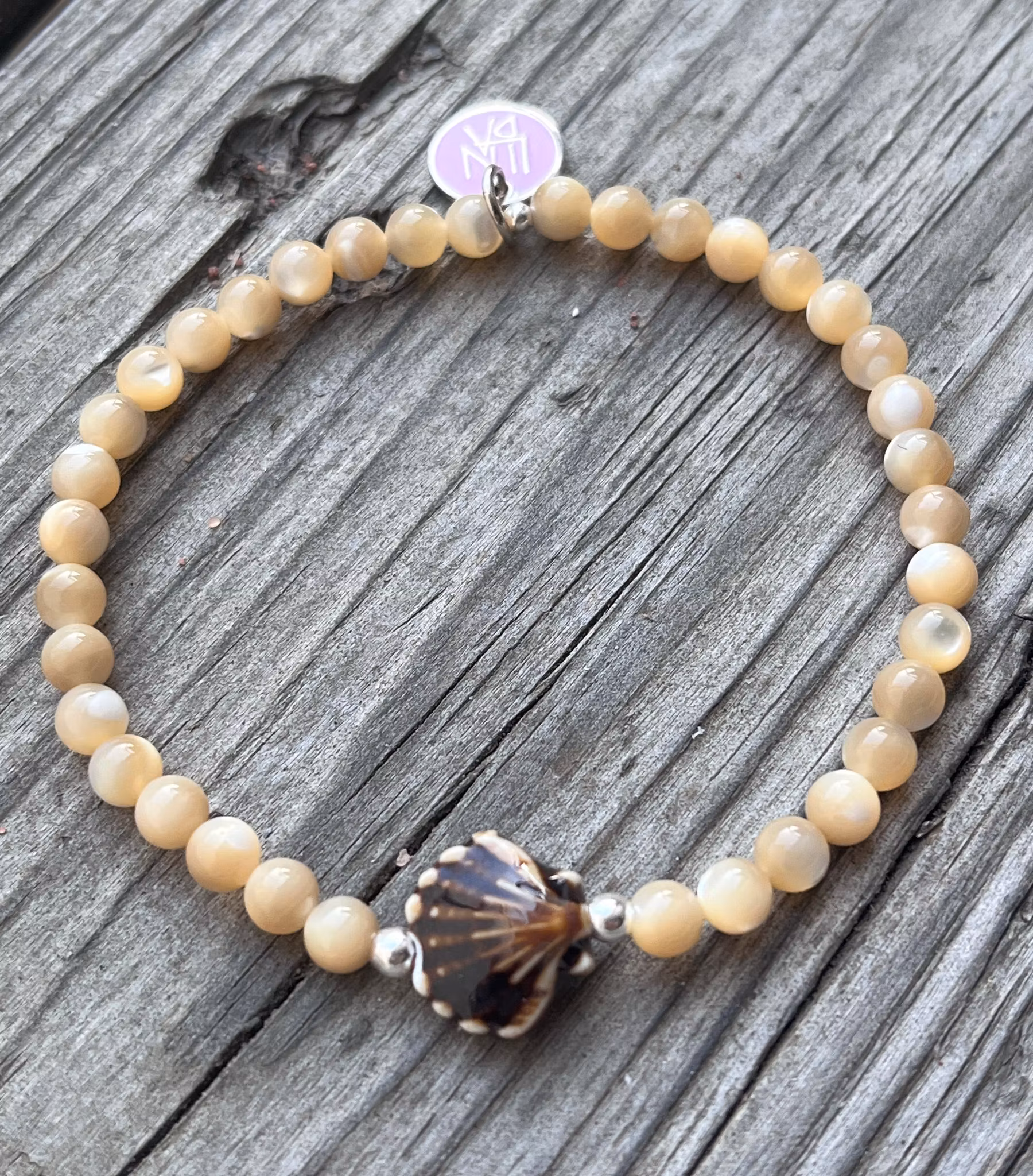 Beiga snäckskalspärlor och snäcka