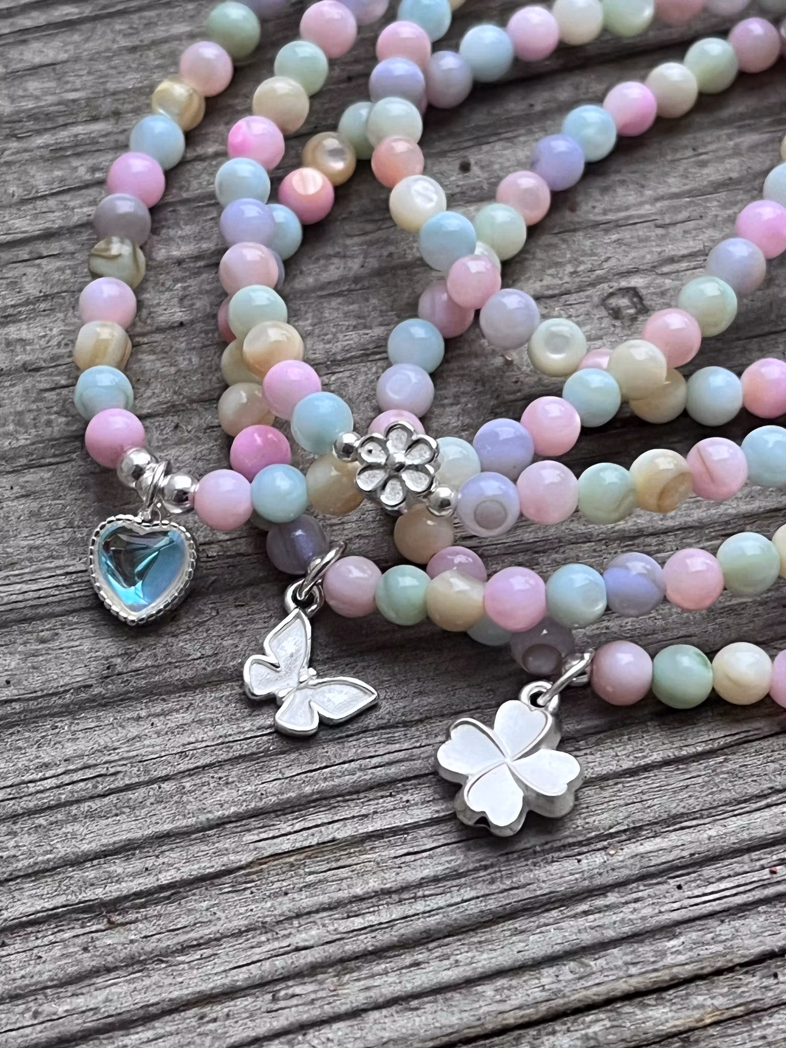 Snäckskalsarmband med blomma