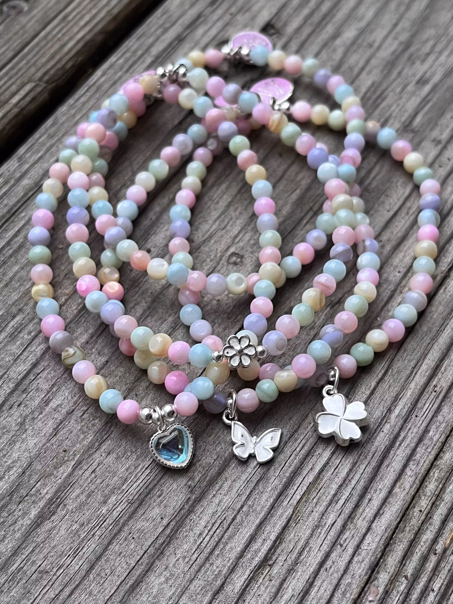 Snäckskalspärlor med silverfyrklöver