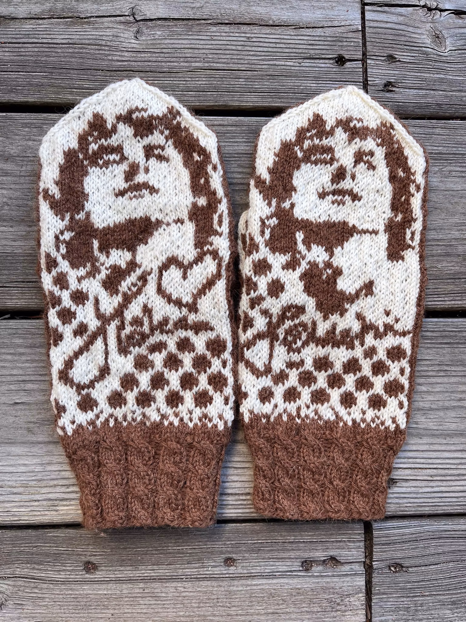 Håkan-vantar, brun-vita