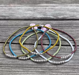 Armband med silverpärlor