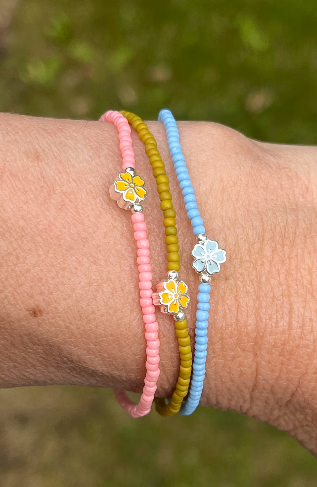 Blommiga armband
