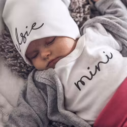 Kortärmad body med namn